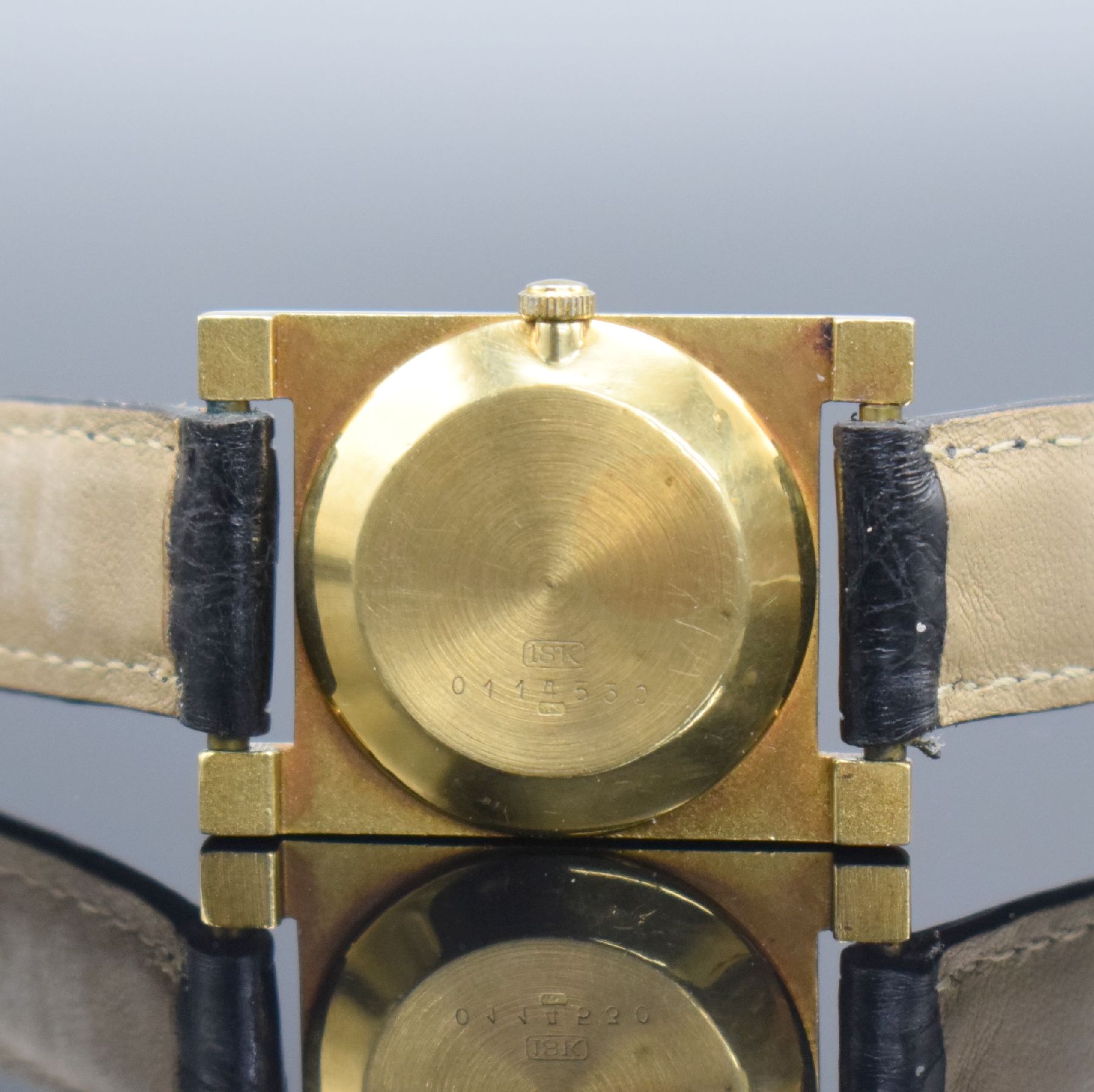 Detail d: JULES JUERGENSEN Armbanduhr in GG 750/000, Handaufzug, Schweiz um 1968, Carree-Arrondee- Geh., Boden aufgedr., verg. Rundankerw. von AS, Kal. 1193, ...
