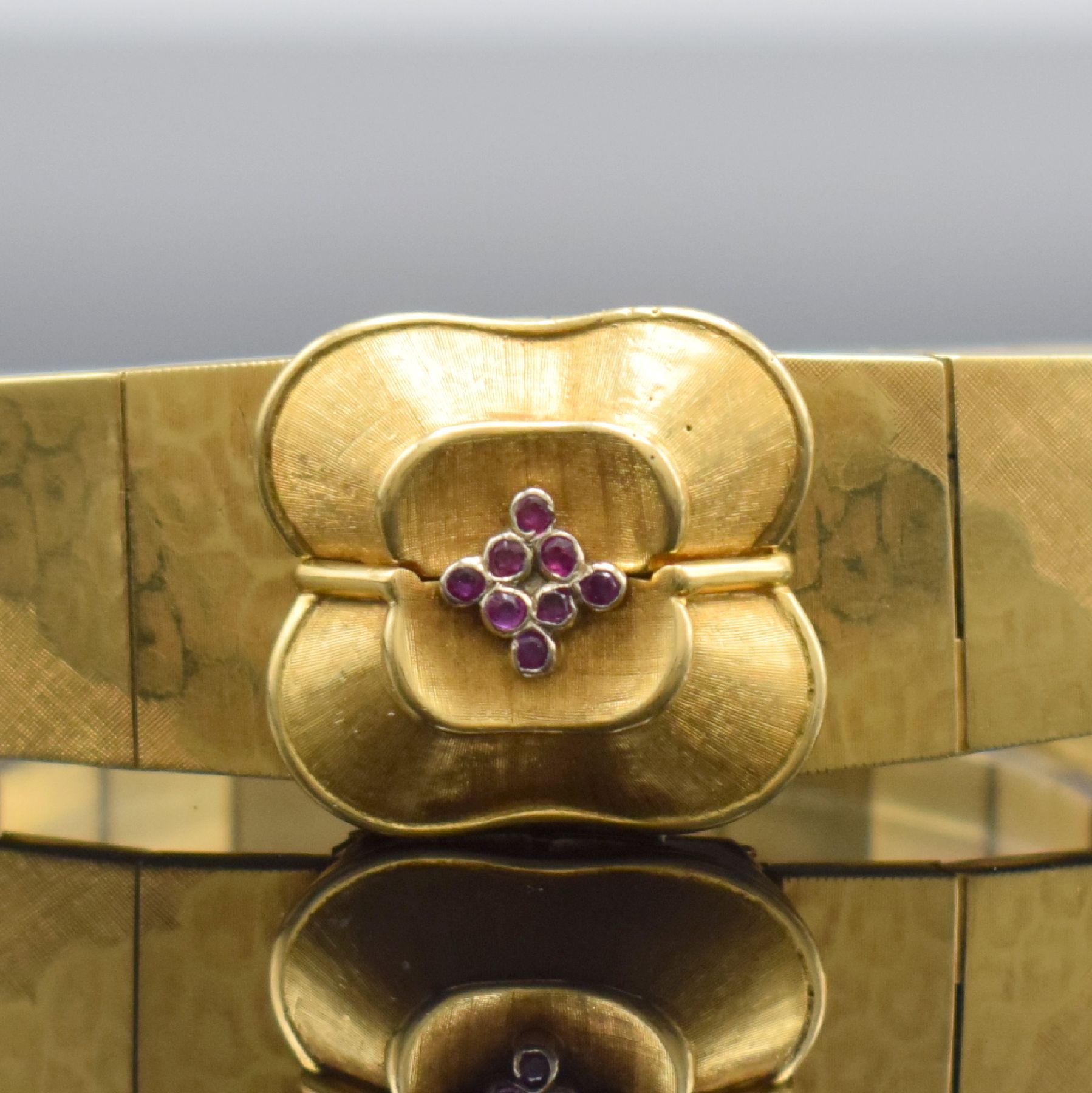 Detail b: EXQUISIT ausgefallene Damenarmbanduhr in GG 750/000, Handaufzug, Schweiz um 1965, Glasrand aufgedr., aufw. Gliederband m. Kastenschloß & dopp. ...