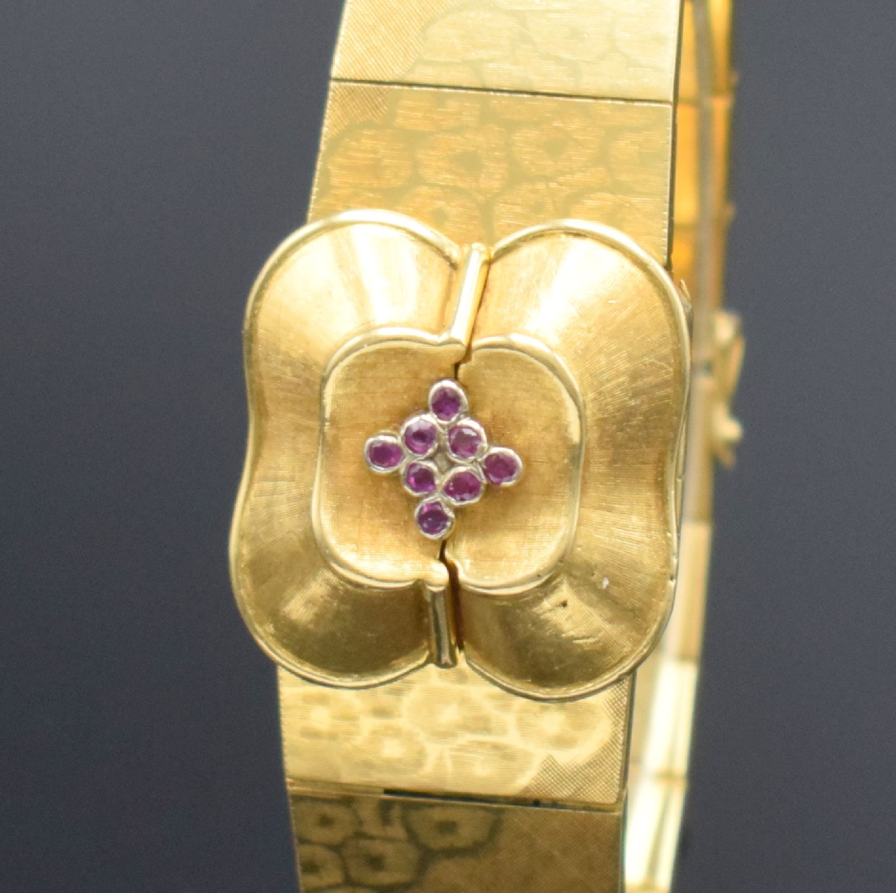 Detail d: EXQUISIT ausgefallene Damenarmbanduhr in GG 750/000, Handaufzug, Schweiz um 1965, Glasrand aufgedr., aufw. Gliederband m. Kastenschloß & dopp. ...
