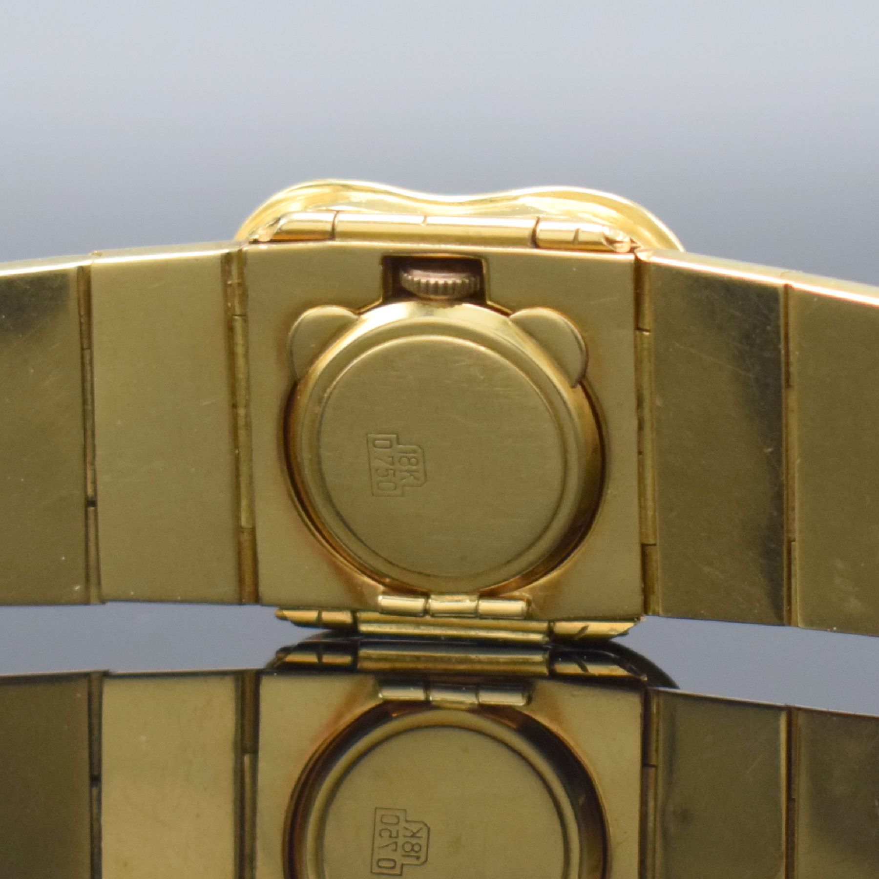 Detail e: EXQUISIT ausgefallene Damenarmbanduhr in GG 750/000, Handaufzug, Schweiz um 1965, Glasrand aufgedr., aufw. Gliederband m. Kastenschloß & dopp. ...