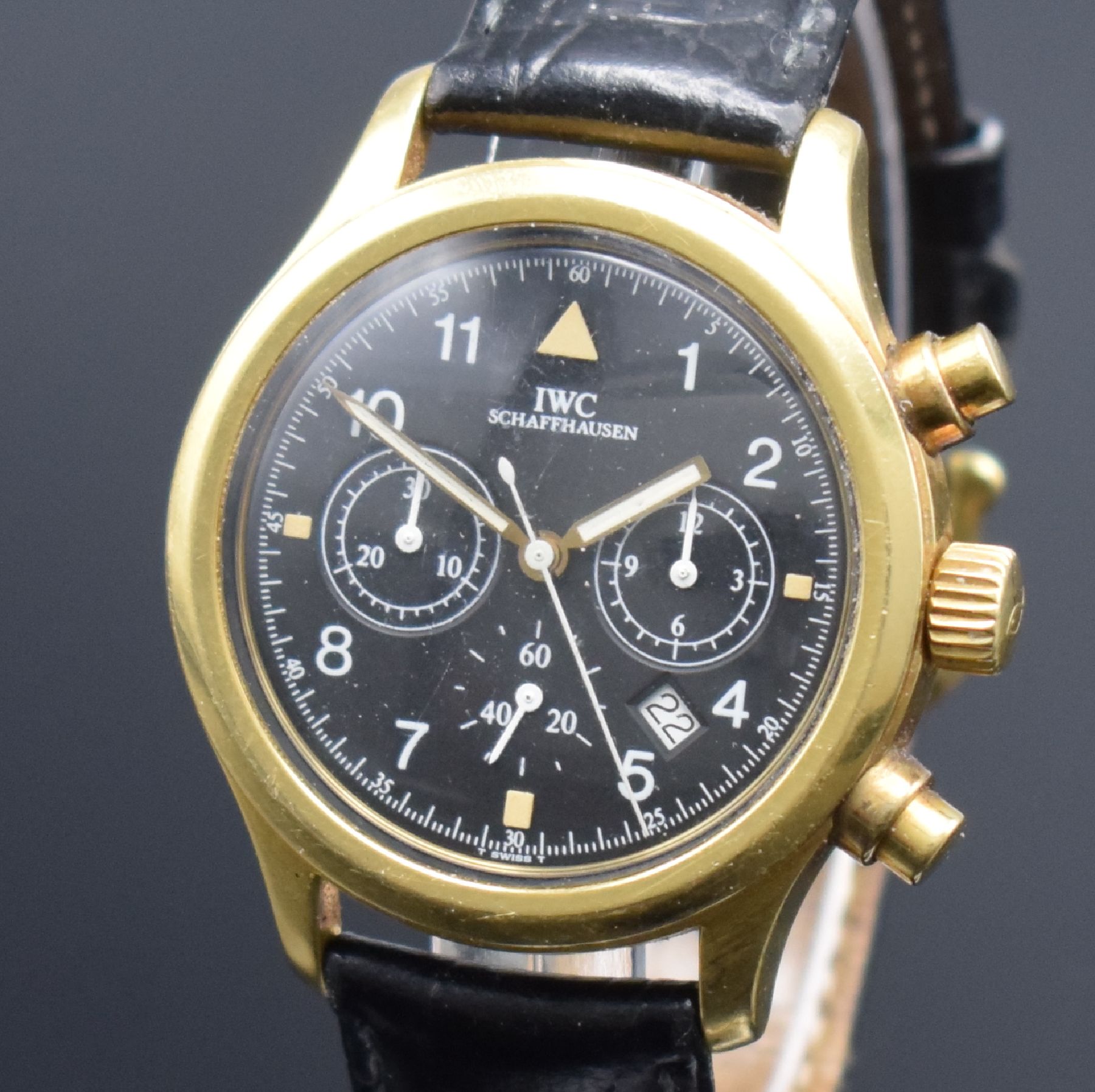 Detail a: IWC seltene Herrenarmbanduhr "Der Fliegerchronograph" in GG 750/000 Referenz 3740, Schweiz um 1994, Lederband m. orig. GG 750/000 ...