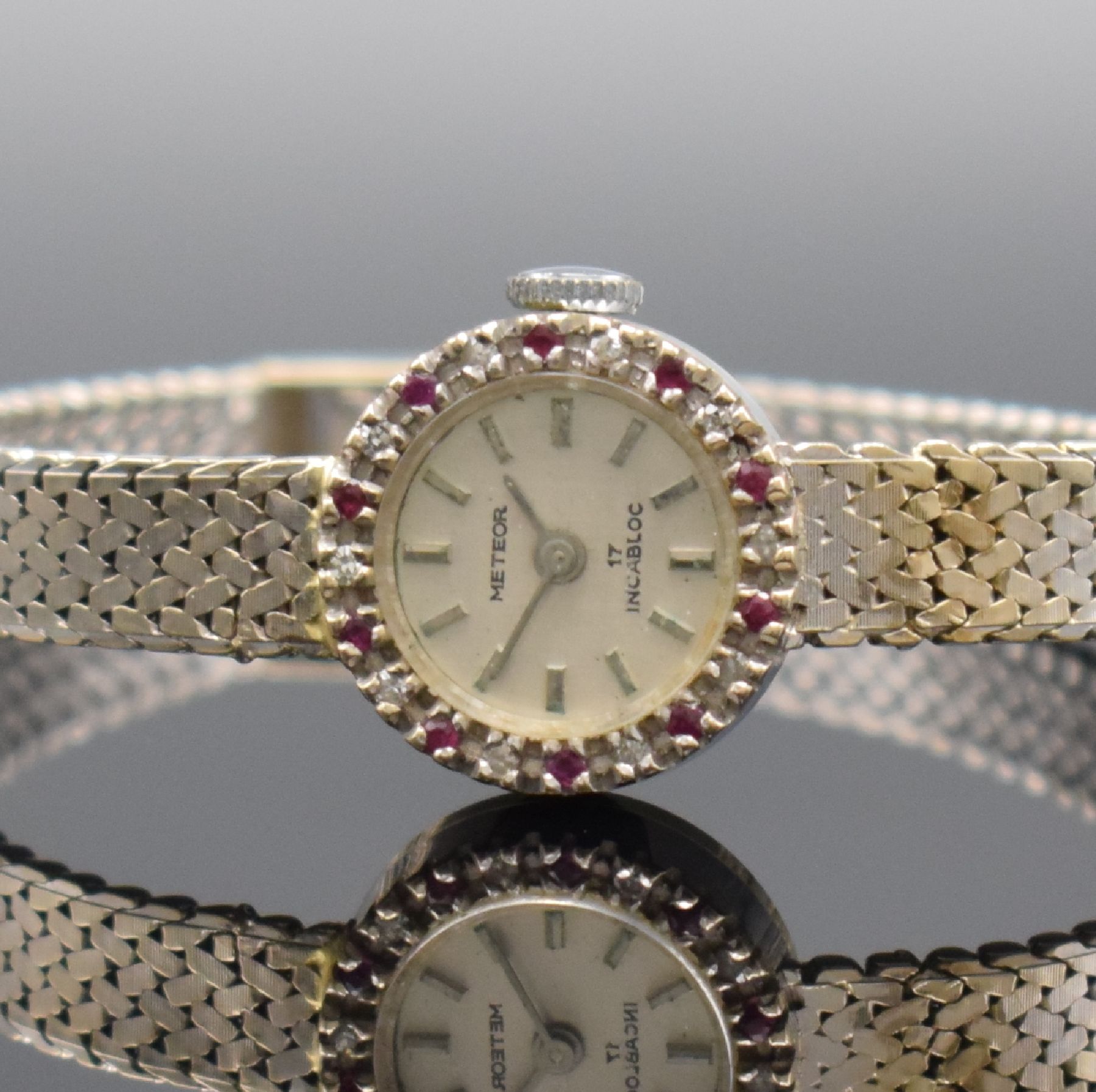 Detail a: METEOR Damenarmbanduhr in WG 750/000, Handaufzug, Schweiz um 1965, Boden aufgedr., Lünette m. Steinbesatz, silb. Zifferbl. m. aufgel. Indizes ...