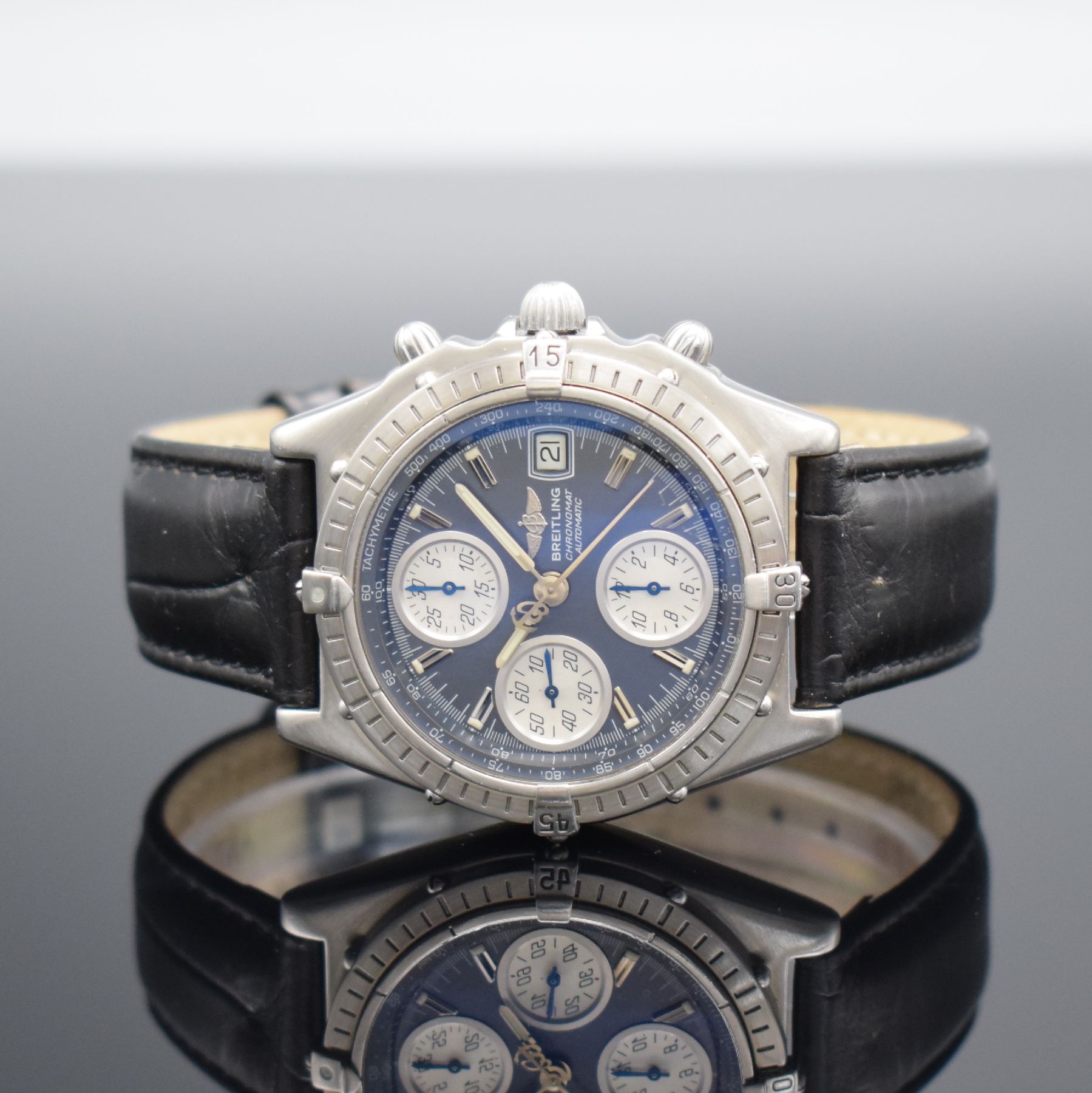 BREITLING Herrenarmbanduhr mit Chronograph, Schweiz um 1990, Automatik, verschr. Edelstahlgeh., eins. drehb. Lünette zu richt., graues Zifferbl. m. ...