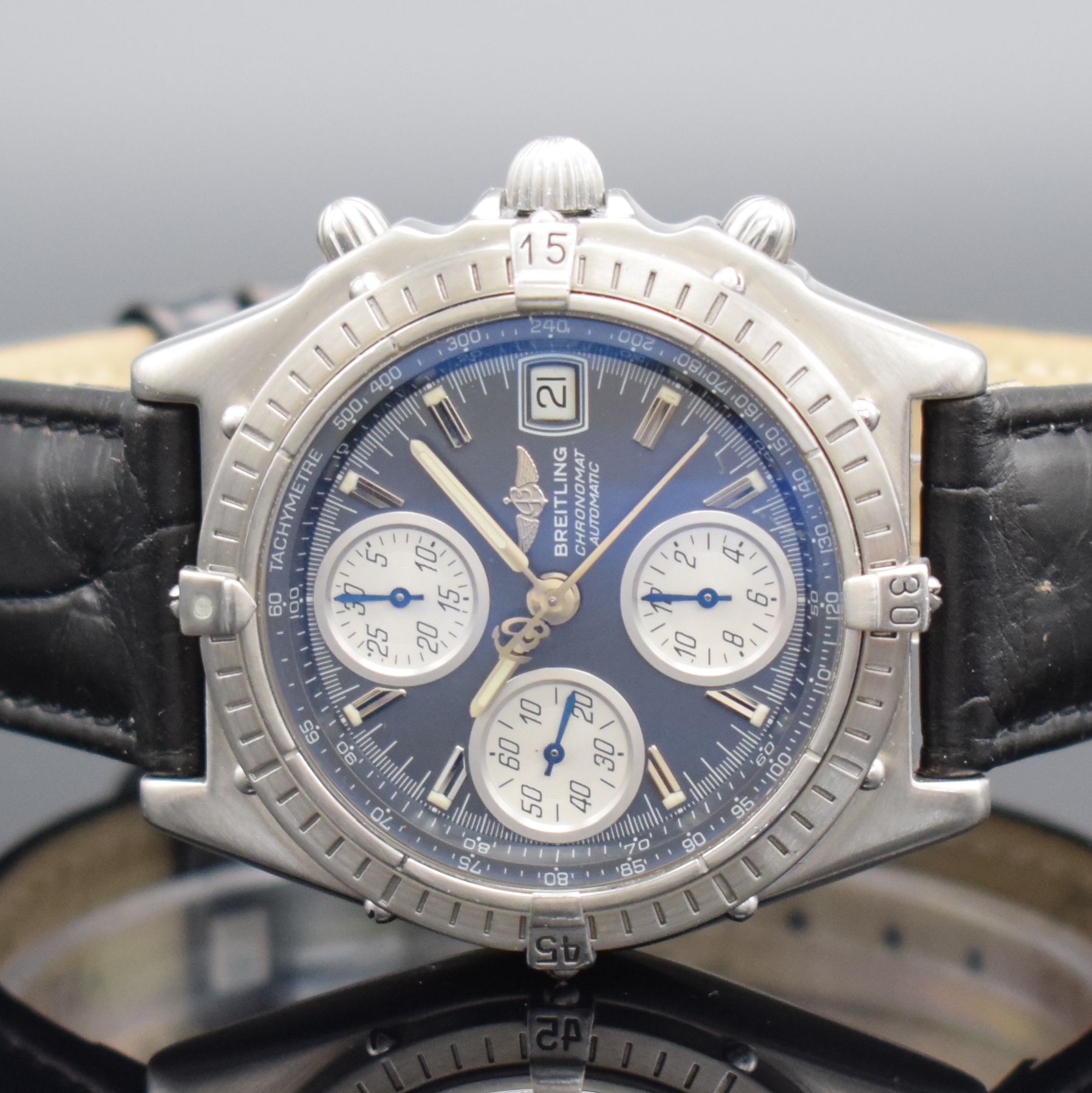 Detail a: BREITLING Herrenarmbanduhr mit Chronograph, Schweiz um 1990, Automatik, verschr. Edelstahlgeh., eins. drehb. Lünette zu richt., graues Zifferbl. m. ...