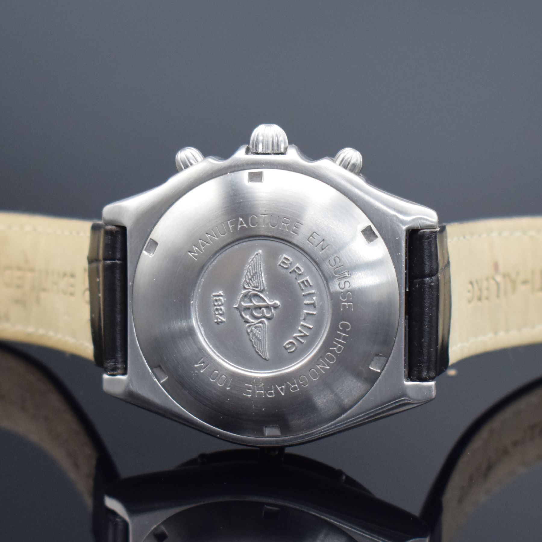 Detail e: BREITLING Herrenarmbanduhr mit Chronograph, Schweiz um 1990, Automatik, verschr. Edelstahlgeh., eins. drehb. Lünette zu richt., graues Zifferbl. m. ...