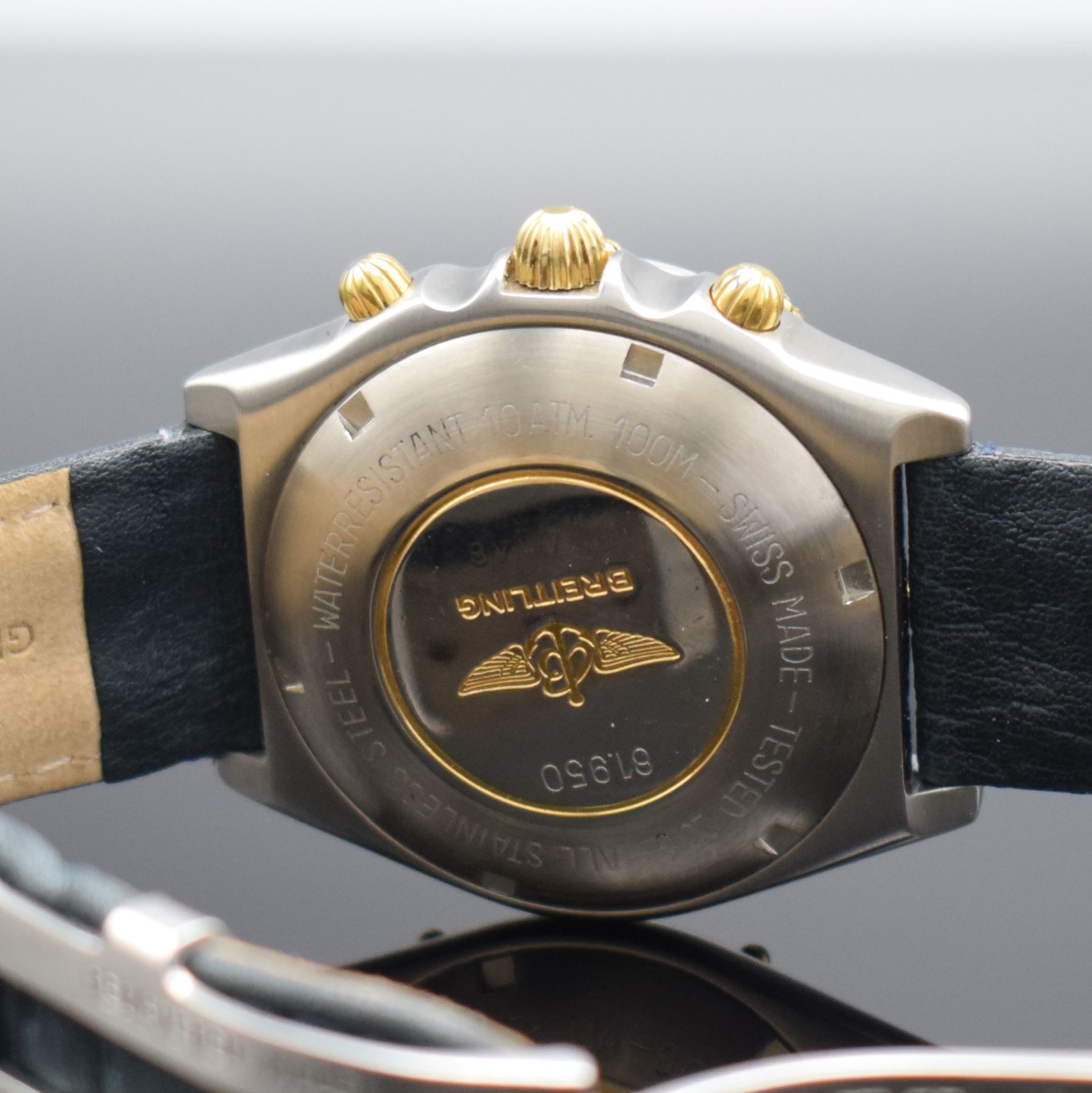 Detail d: BREITLING Chronomat Herrenarmbanduhr mit Chronograph, Schweiz um 1990, Automatik, Ref. 81.950, verschr. Edelstahlgeh. teilw. verg., neutr. Lederband ...
