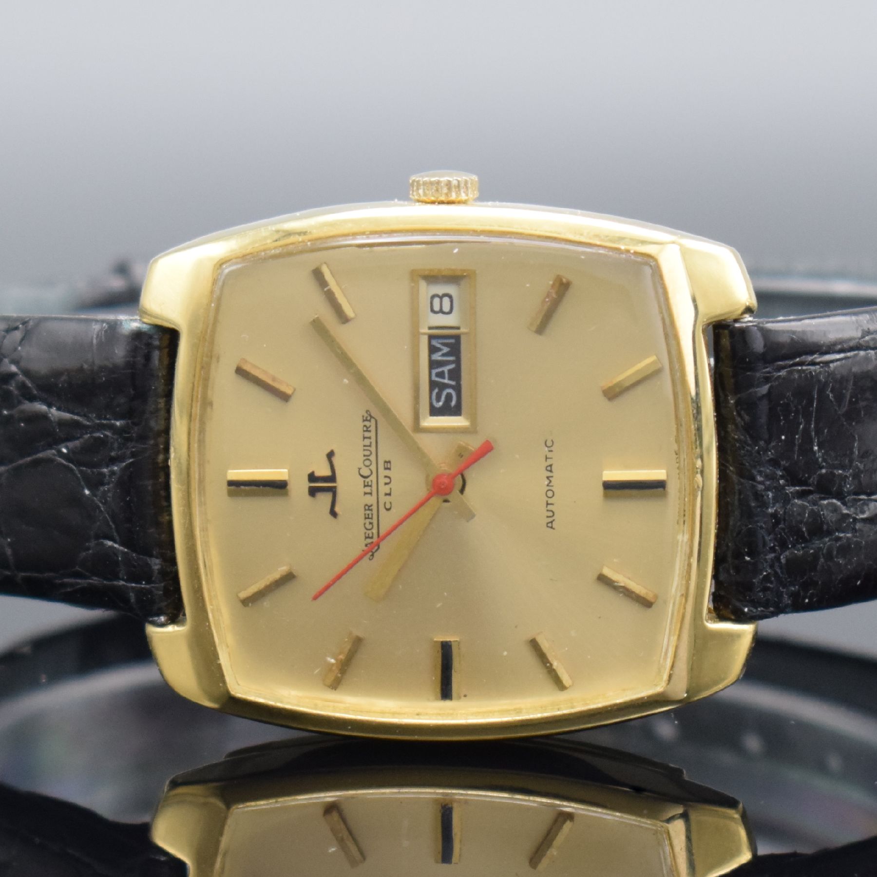 Detail a: Jaeger-LeCoultre Club Herrenarmbanduhr in GG 750/000, Schweiz um 1970, Automatik, Boden aufgedr., Krone später, gold. Zifferbl. m. gold. Std.-Ind. & ...