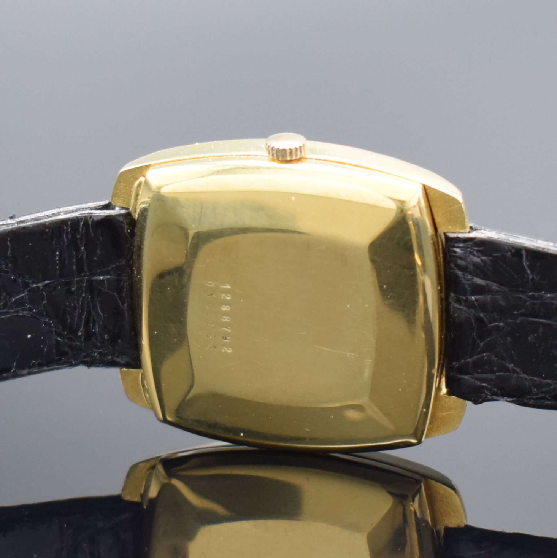Detail d: Jaeger-LeCoultre Club Herrenarmbanduhr in GG 750/000, Schweiz um 1970, Automatik, Boden aufgedr., Krone später, gold. Zifferbl. m. gold. Std.-Ind. & ...