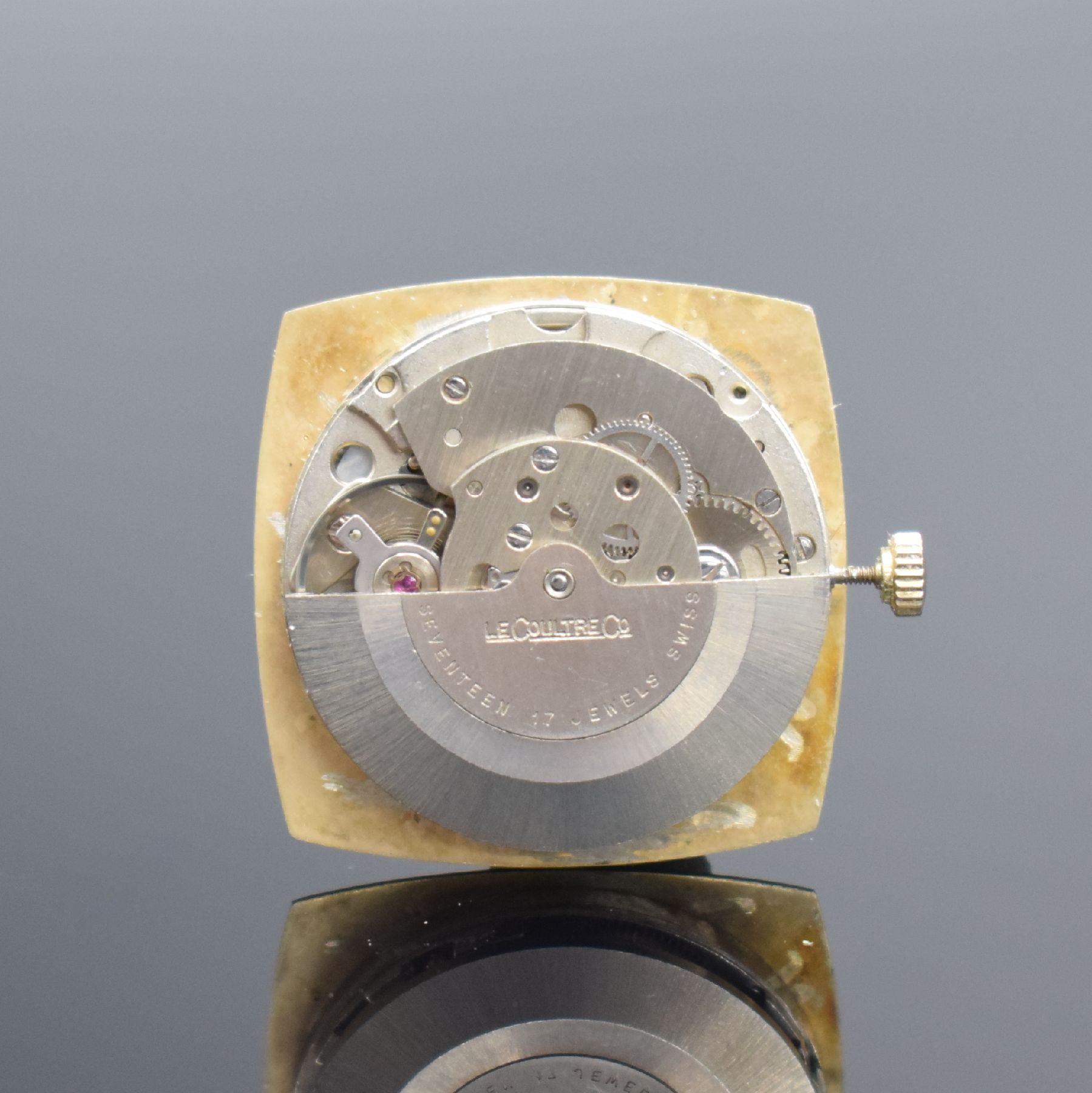 Detail e: Jaeger-LeCoultre Club Herrenarmbanduhr in GG 750/000, Schweiz um 1970, Automatik, Boden aufgedr., Krone später, gold. Zifferbl. m. gold. Std.-Ind. & ...