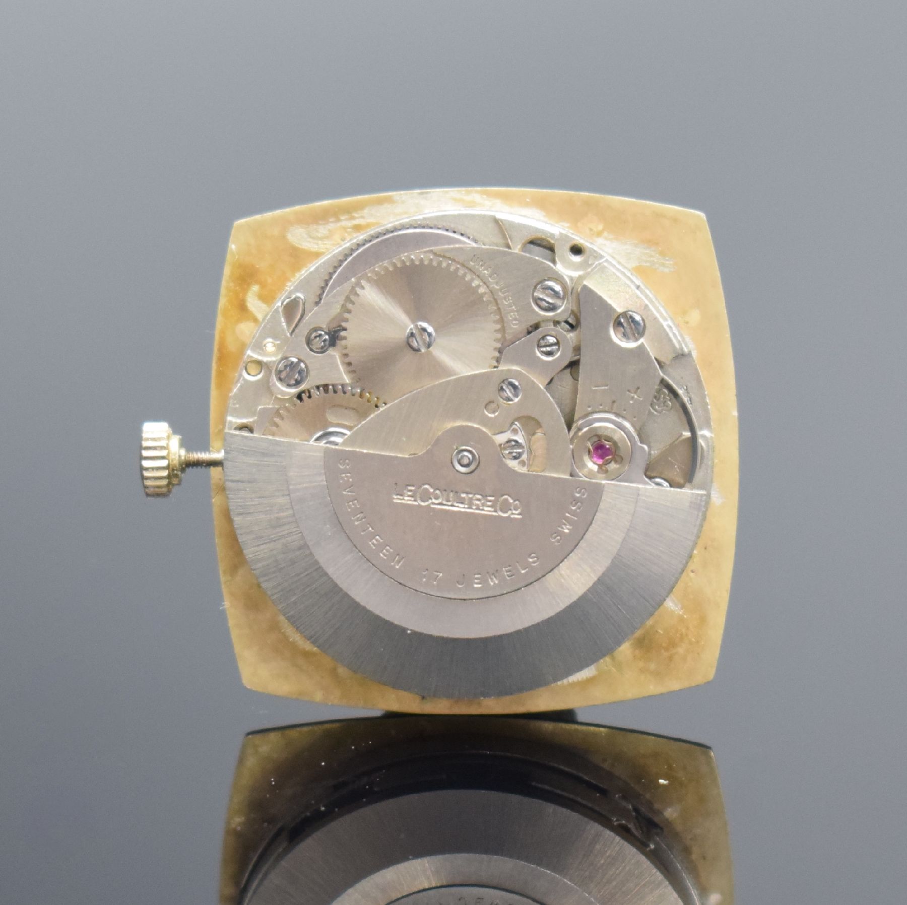Detail f: Jaeger-LeCoultre Club Herrenarmbanduhr in GG 750/000, Schweiz um 1970, Automatik, Boden aufgedr., Krone später, gold. Zifferbl. m. gold. Std.-Ind. & ...