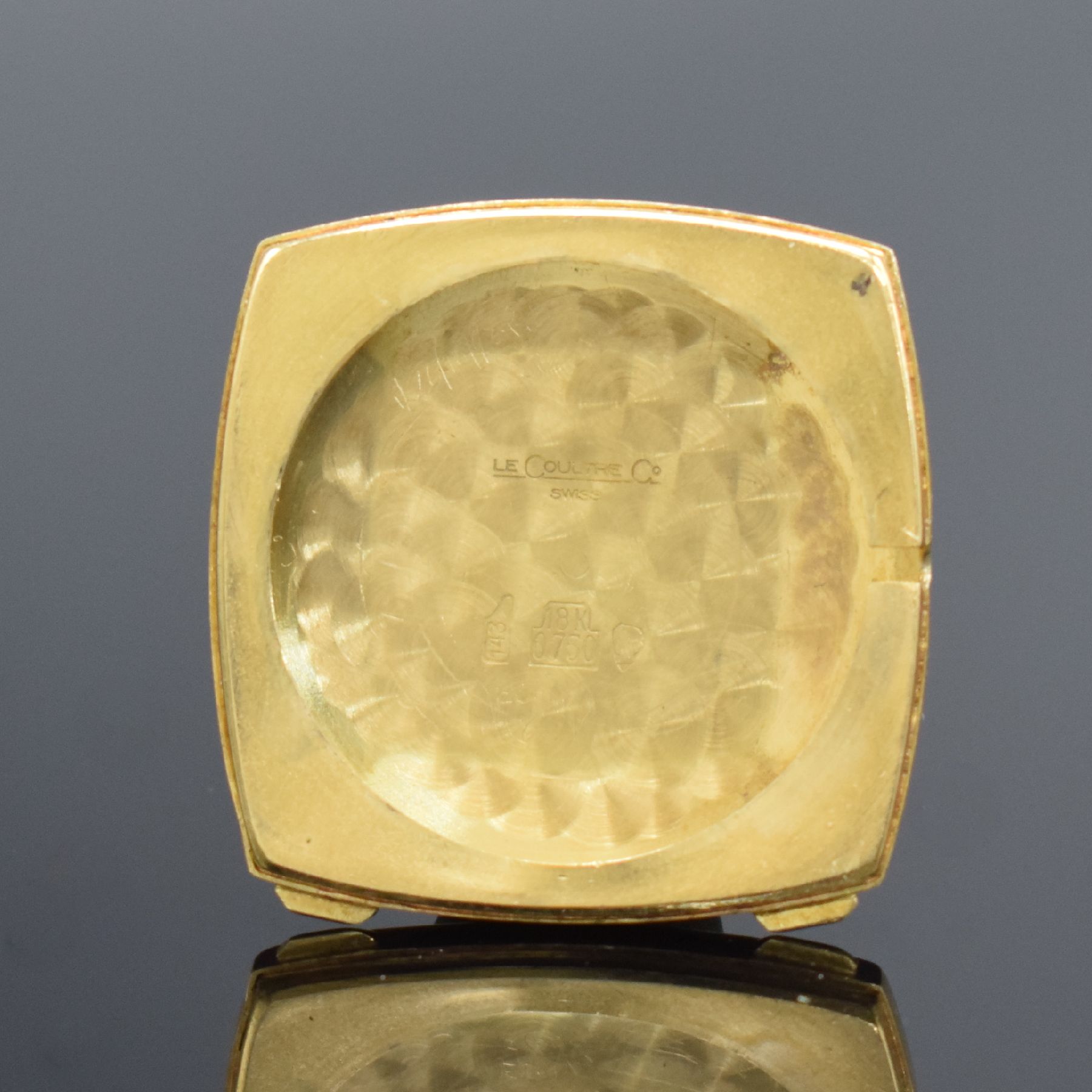 Detail g: Jaeger-LeCoultre Club Herrenarmbanduhr in GG 750/000, Schweiz um 1970, Automatik, Boden aufgedr., Krone später, gold. Zifferbl. m. gold. Std.-Ind. & ...