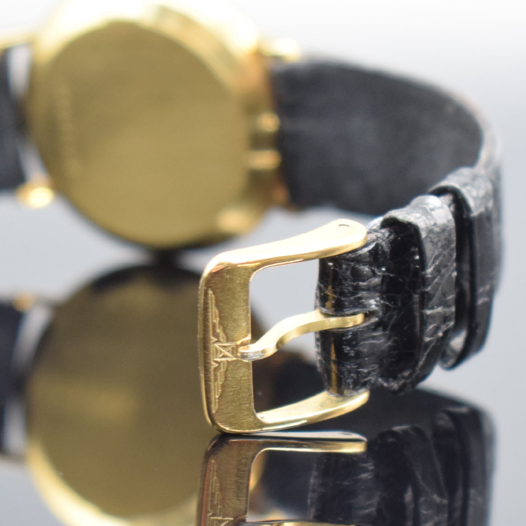 Detail d: LONGINES Damenarmbanduhr in GG 750/000, Schweiz um 1980, Automatik, Boden aufgedr., neutr. Lederband m. verg. orig. Dornschl., Schmuckkrone, ...