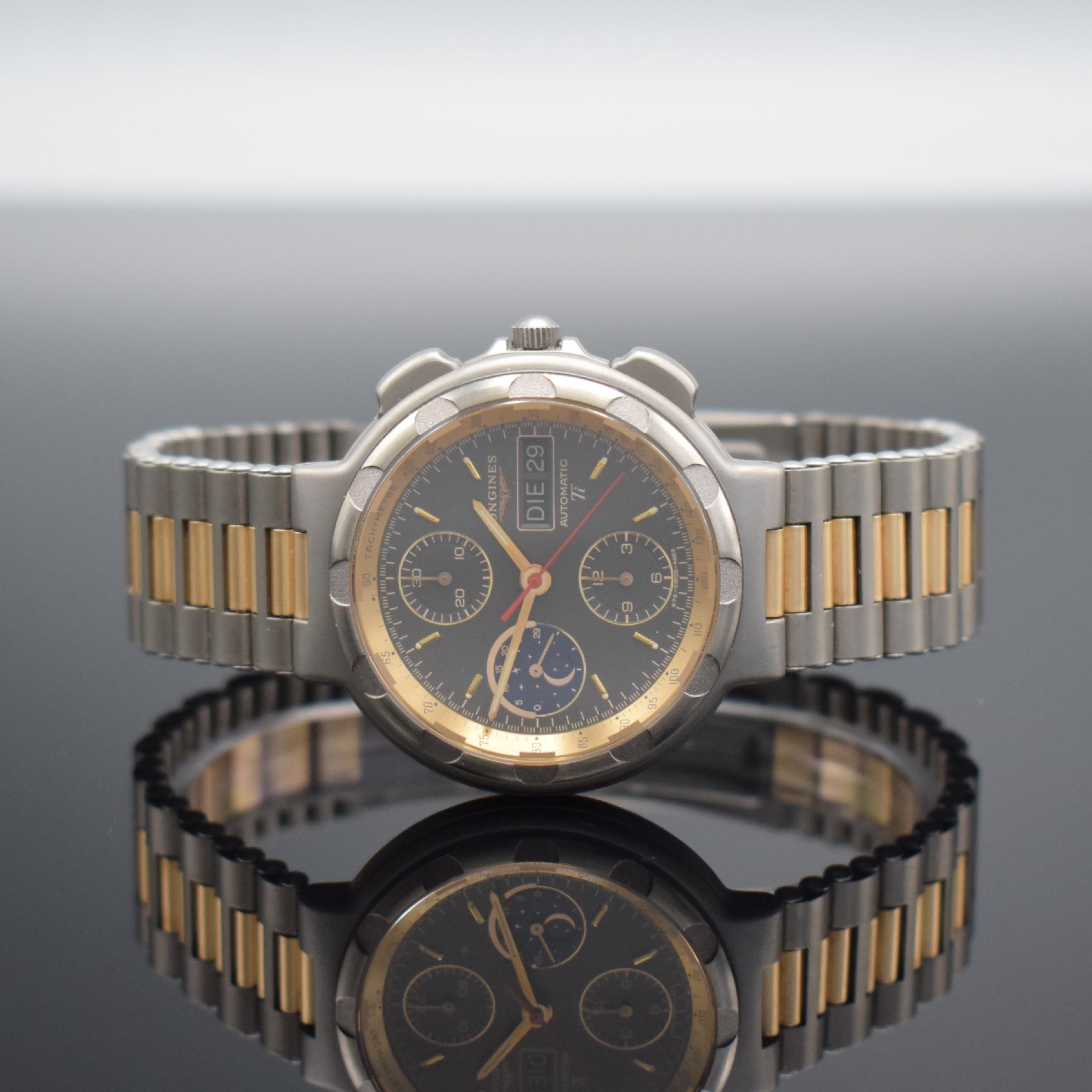 LONGINES Conquest Herrenarmbanduhr mit Chronograph & Mondphase in Titan/Gold, Schweiz um 1980, Automatik, Boden aufgedr., Geh. m. integr. Band., ...