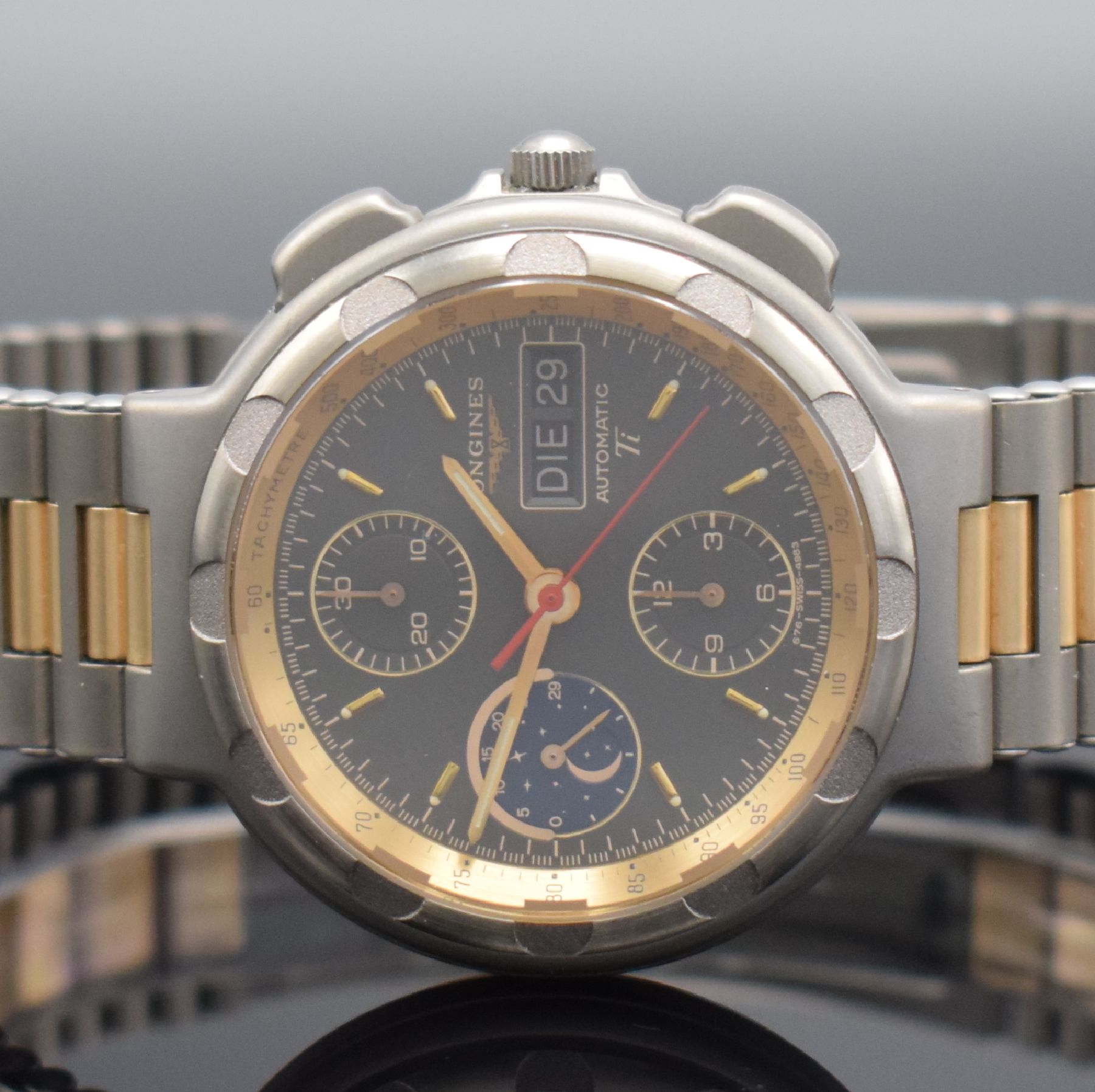 Detail a: LONGINES Conquest Herrenarmbanduhr mit Chronograph & Mondphase in Titan/Gold, Schweiz um 1980, Automatik, Boden aufgedr., Geh. m. integr. Band., ...