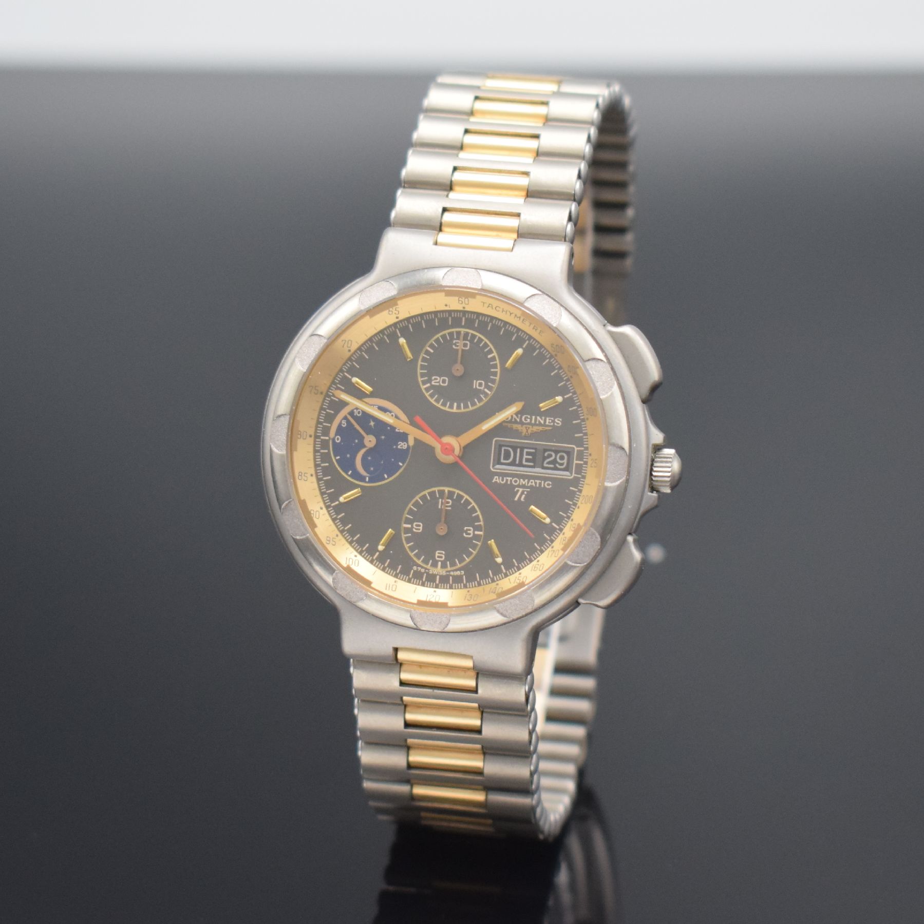 Detail b: LONGINES Conquest Herrenarmbanduhr mit Chronograph & Mondphase in Titan/Gold, Schweiz um 1980, Automatik, Boden aufgedr., Geh. m. integr. Band., ...