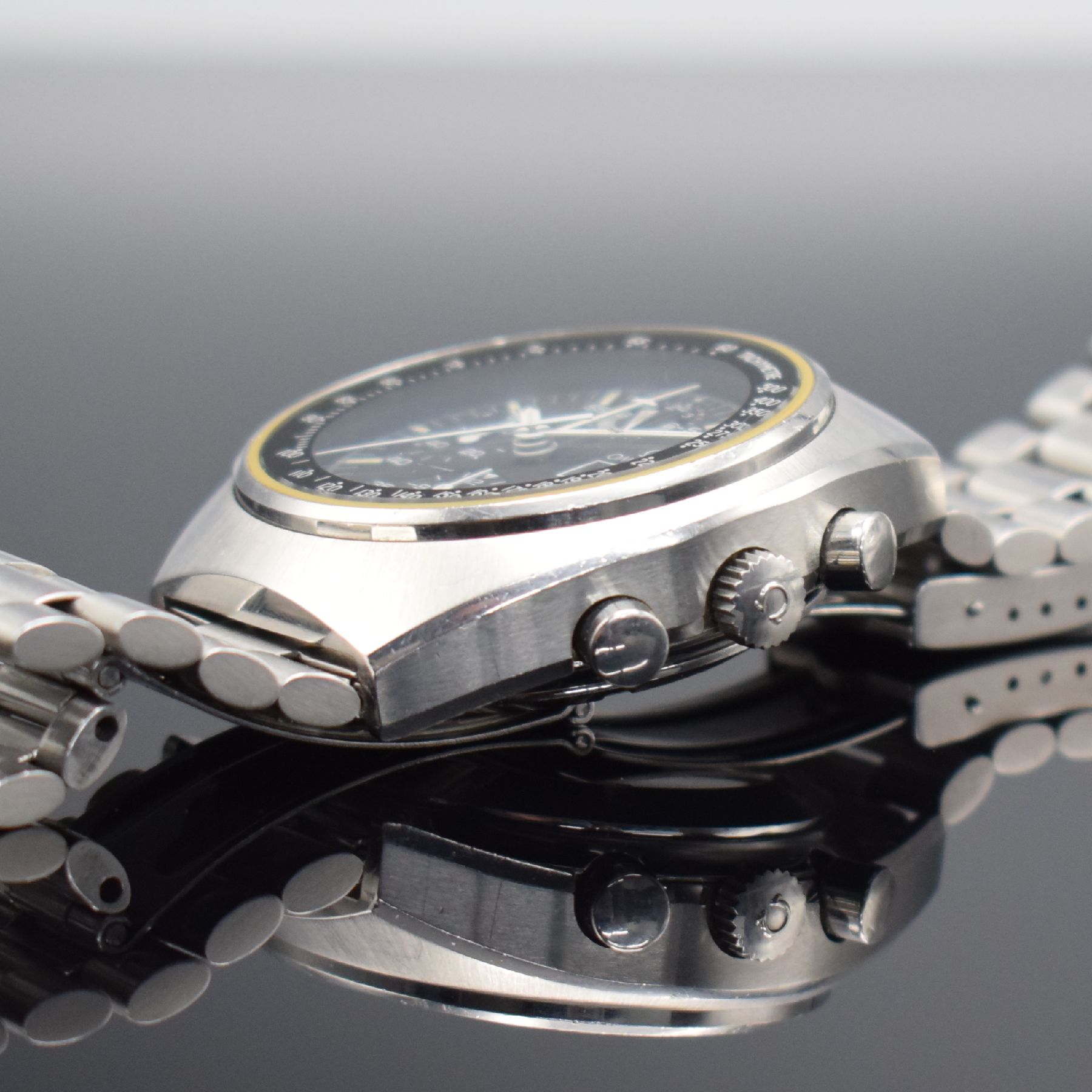 Detail e: OMEGA Speedmaster Herrenarmbanduhr mit Chronograph in Edelstahl Referenz 176.0012, Schweiz um 1980, Automatik, Boden m. Seamasterlogo geschr., orig. ...