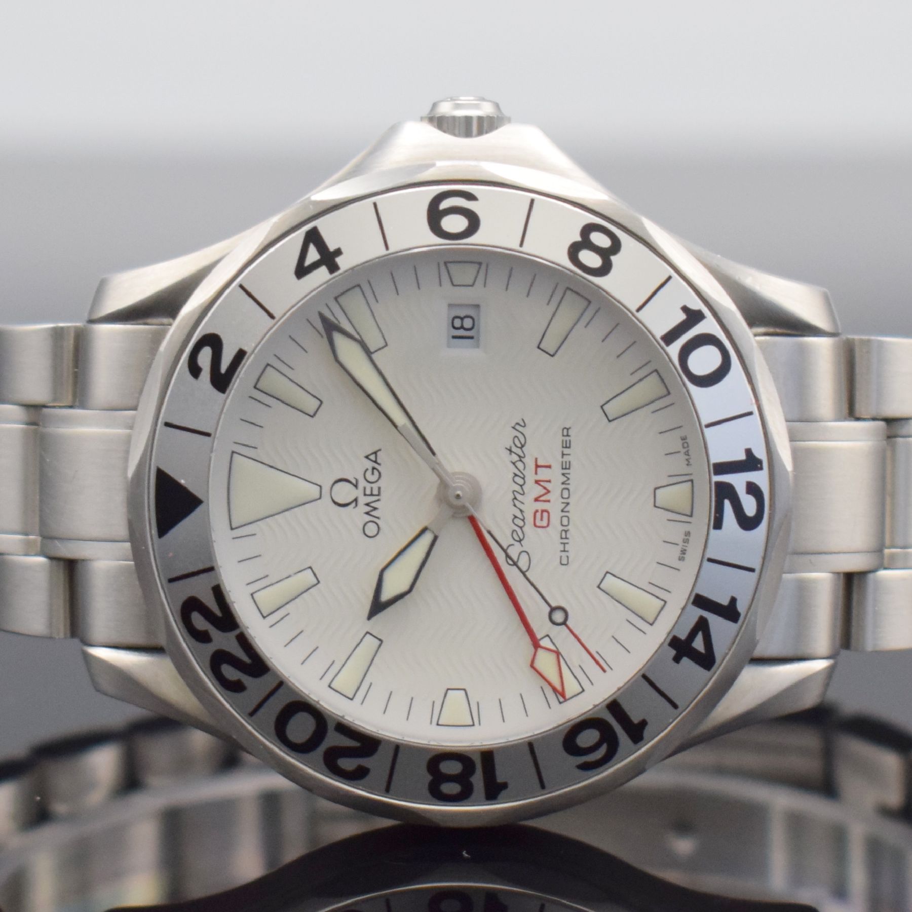 Detail a: OMEGA Seamaster GMT Chronometer Herrenarmbanduhr in Stahl, Schweiz um 2005, Automatik, Ref. 168 1620, Boden m. Seepferdchen Darst. & Krone verschr., ...