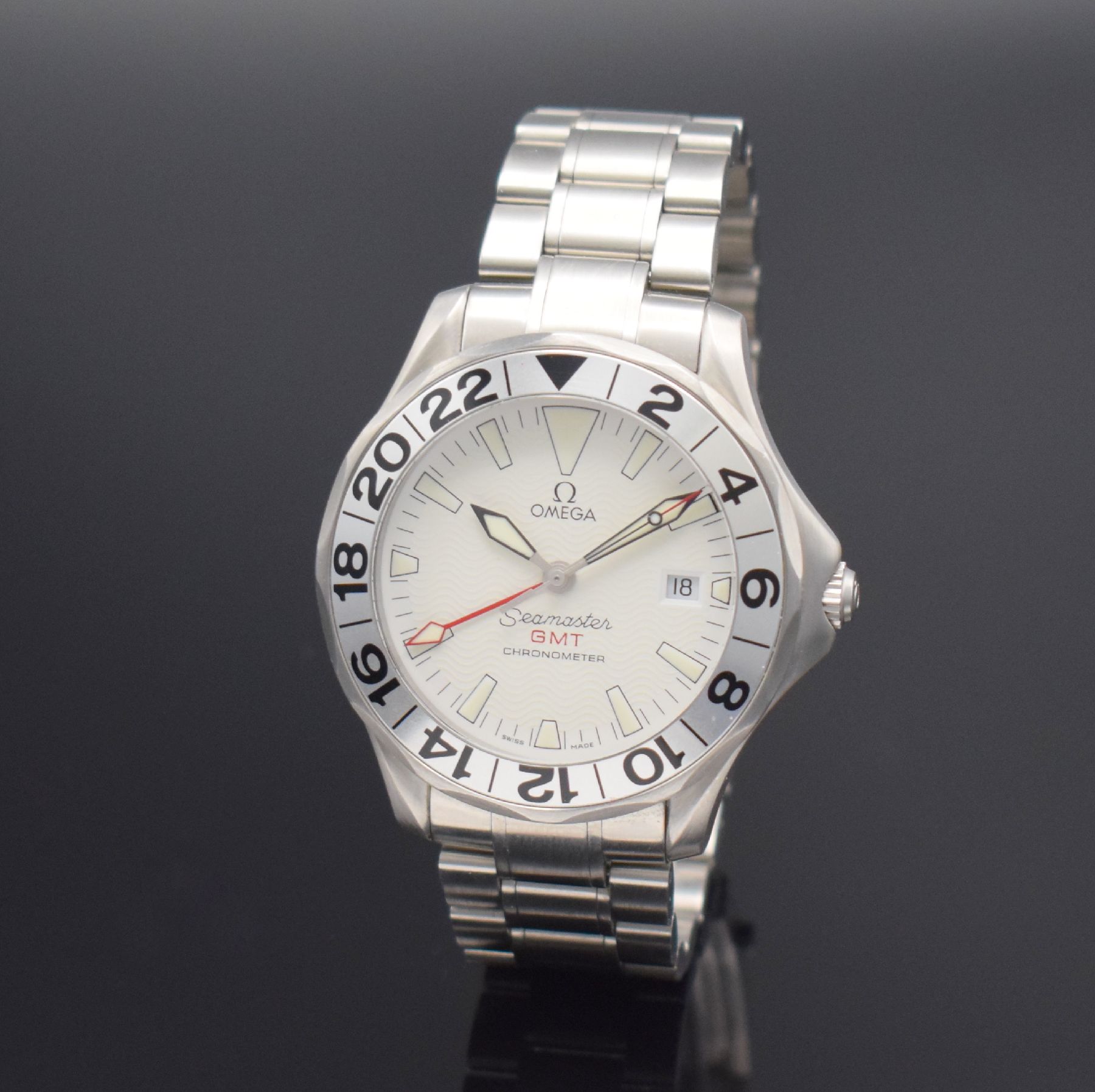 Detail b: OMEGA Seamaster GMT Chronometer Herrenarmbanduhr in Stahl, Schweiz um 2005, Automatik, Ref. 168 1620, Boden m. Seepferdchen Darst. & Krone verschr., ...