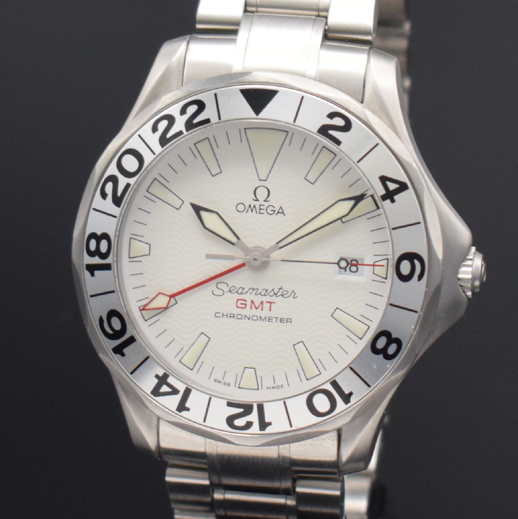 Detail c: OMEGA Seamaster GMT Chronometer Herrenarmbanduhr in Stahl, Schweiz um 2005, Automatik, Ref. 168 1620, Boden m. Seepferdchen Darst. & Krone verschr., ...