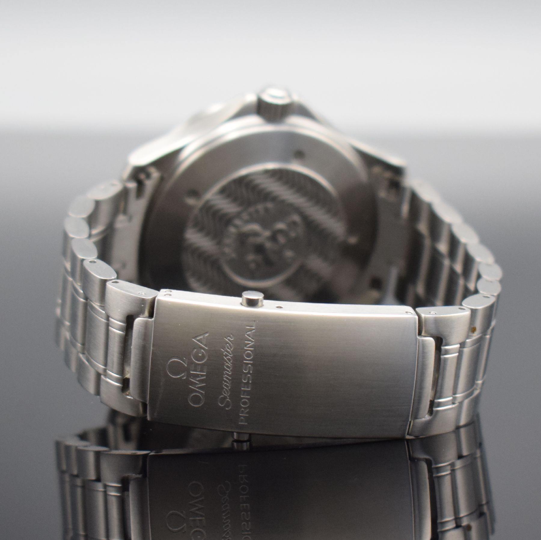 Detail d: OMEGA Seamaster GMT Chronometer Herrenarmbanduhr in Stahl, Schweiz um 2005, Automatik, Ref. 168 1620, Boden m. Seepferdchen Darst. & Krone verschr., ...