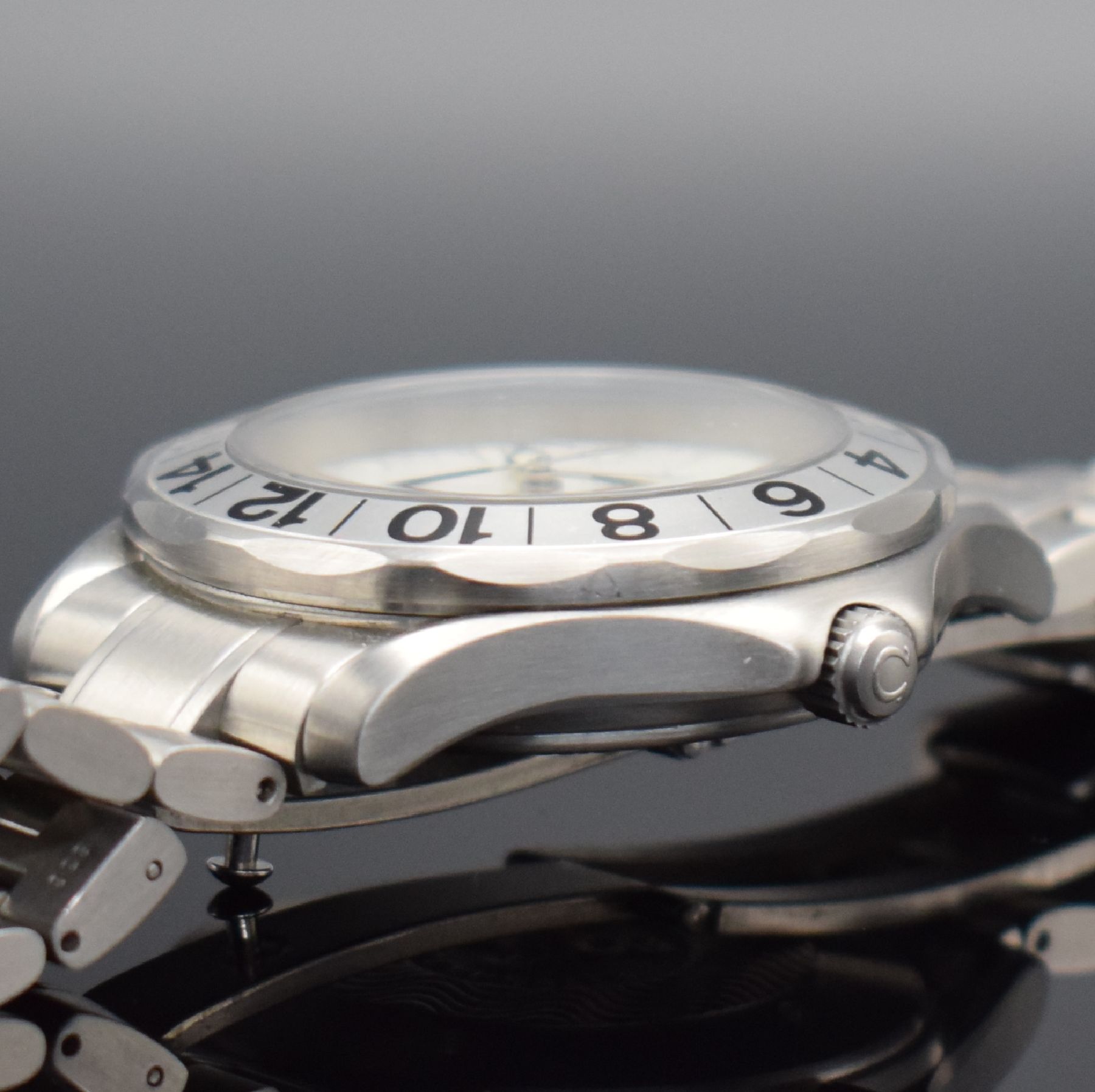 Detail e: OMEGA Seamaster GMT Chronometer Herrenarmbanduhr in Stahl, Schweiz um 2005, Automatik, Ref. 168 1620, Boden m. Seepferdchen Darst. & Krone verschr., ...