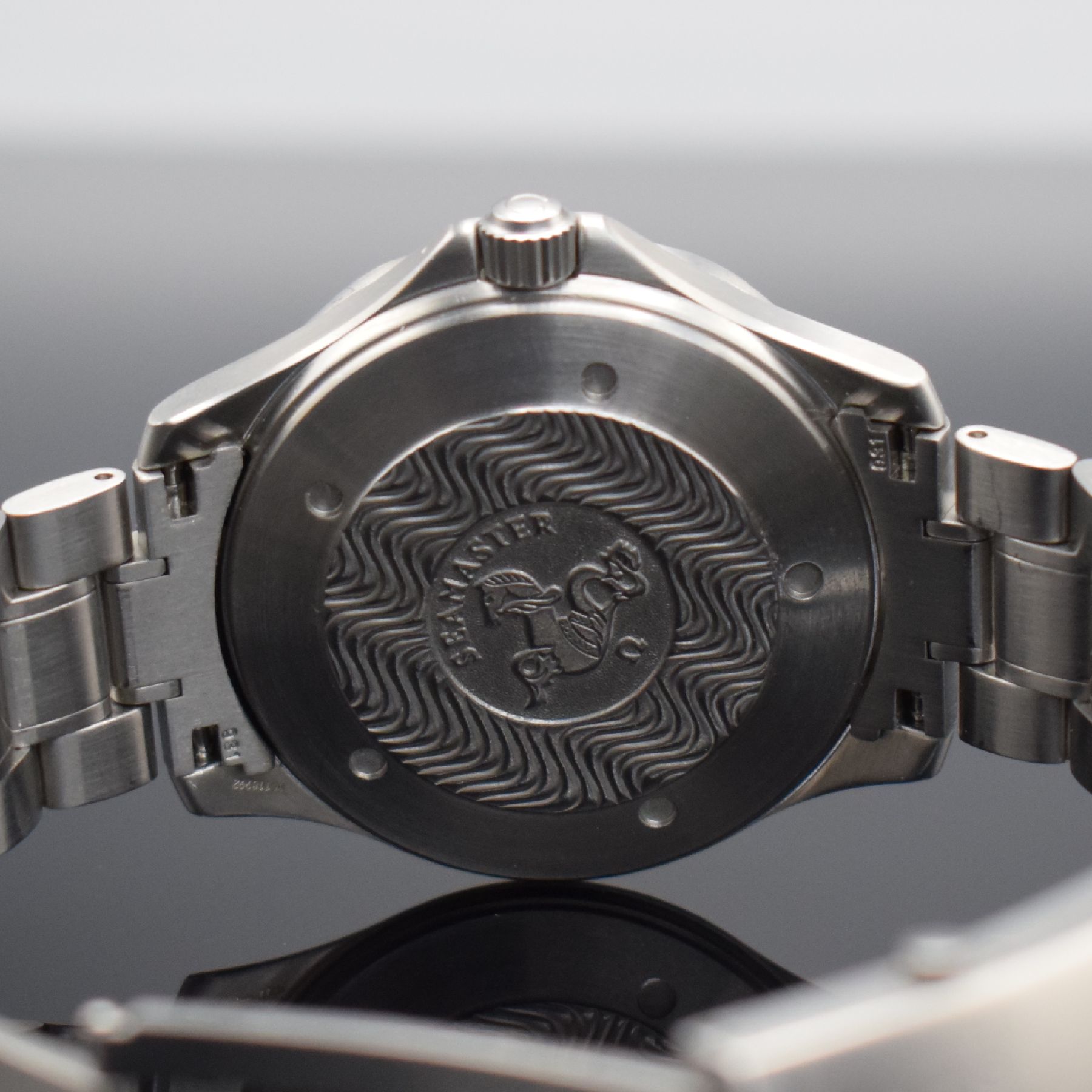 Detail f: OMEGA Seamaster GMT Chronometer Herrenarmbanduhr in Stahl, Schweiz um 2005, Automatik, Ref. 168 1620, Boden m. Seepferdchen Darst. & Krone verschr., ...