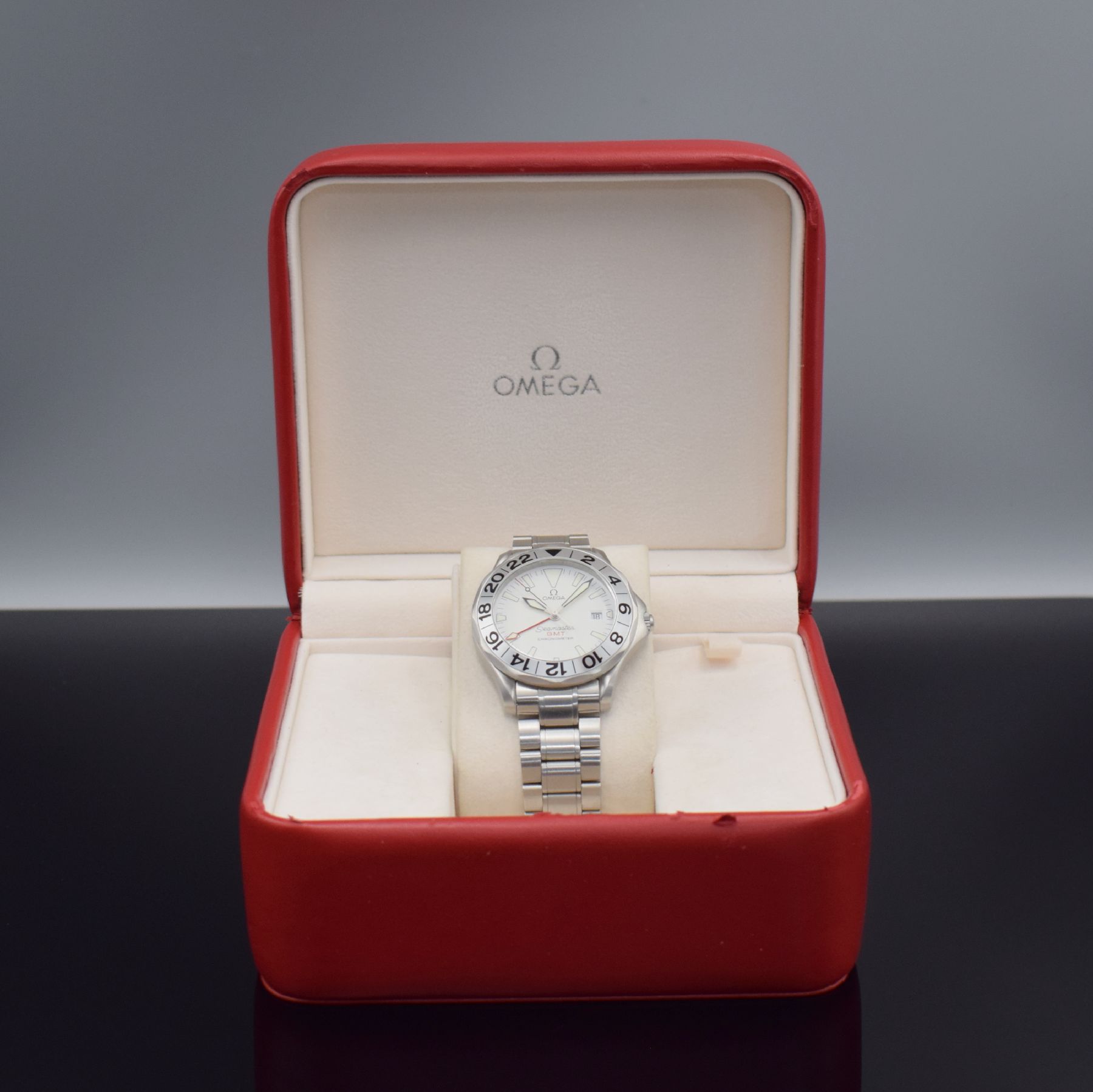 Detail g: OMEGA Seamaster GMT Chronometer Herrenarmbanduhr in Stahl, Schweiz um 2005, Automatik, Ref. 168 1620, Boden m. Seepferdchen Darst. & Krone verschr., ...