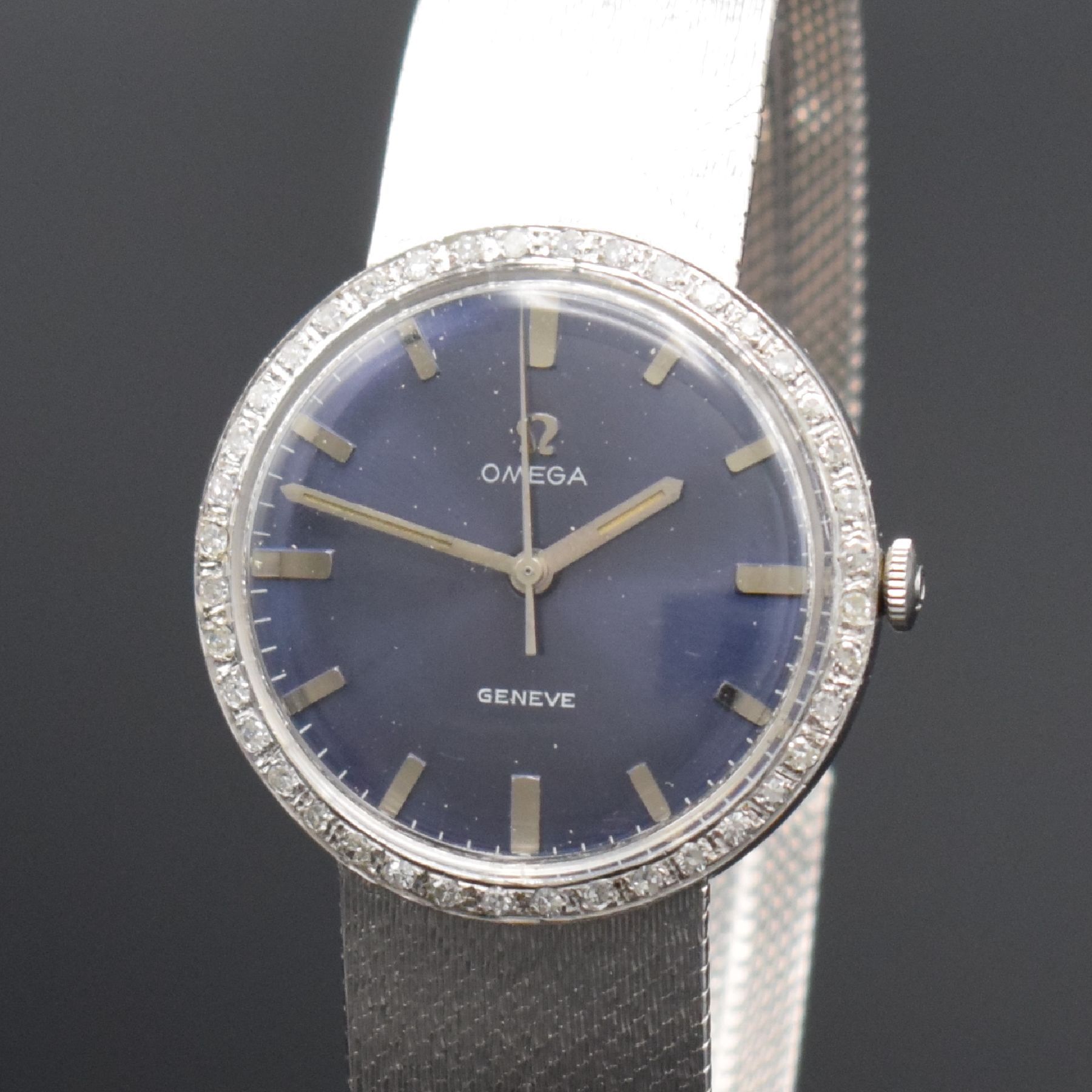 Detail a: Herrenarmbanduhr in WG 750/000 mit Omega Werk & Diamantbesatz, Schweiz 1960er Jahre, Handaufzug, neutr. Geh. m. neutr. Band, Lünette aufw. m. ...
