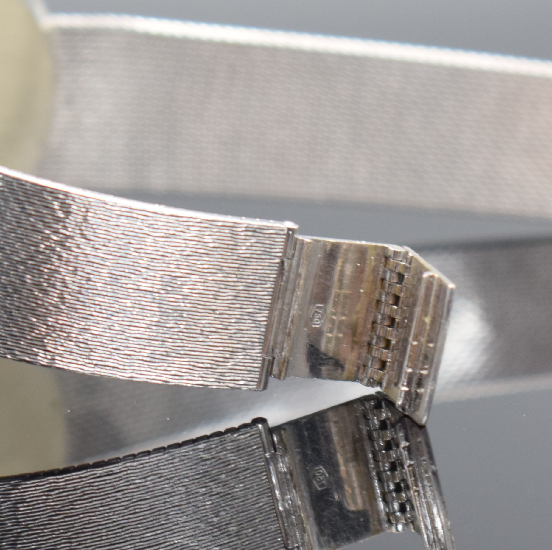 Detail b: Herrenarmbanduhr in WG 750/000 mit Omega Werk & Diamantbesatz, Schweiz 1960er Jahre, Handaufzug, neutr. Geh. m. neutr. Band, Lünette aufw. m. ...
