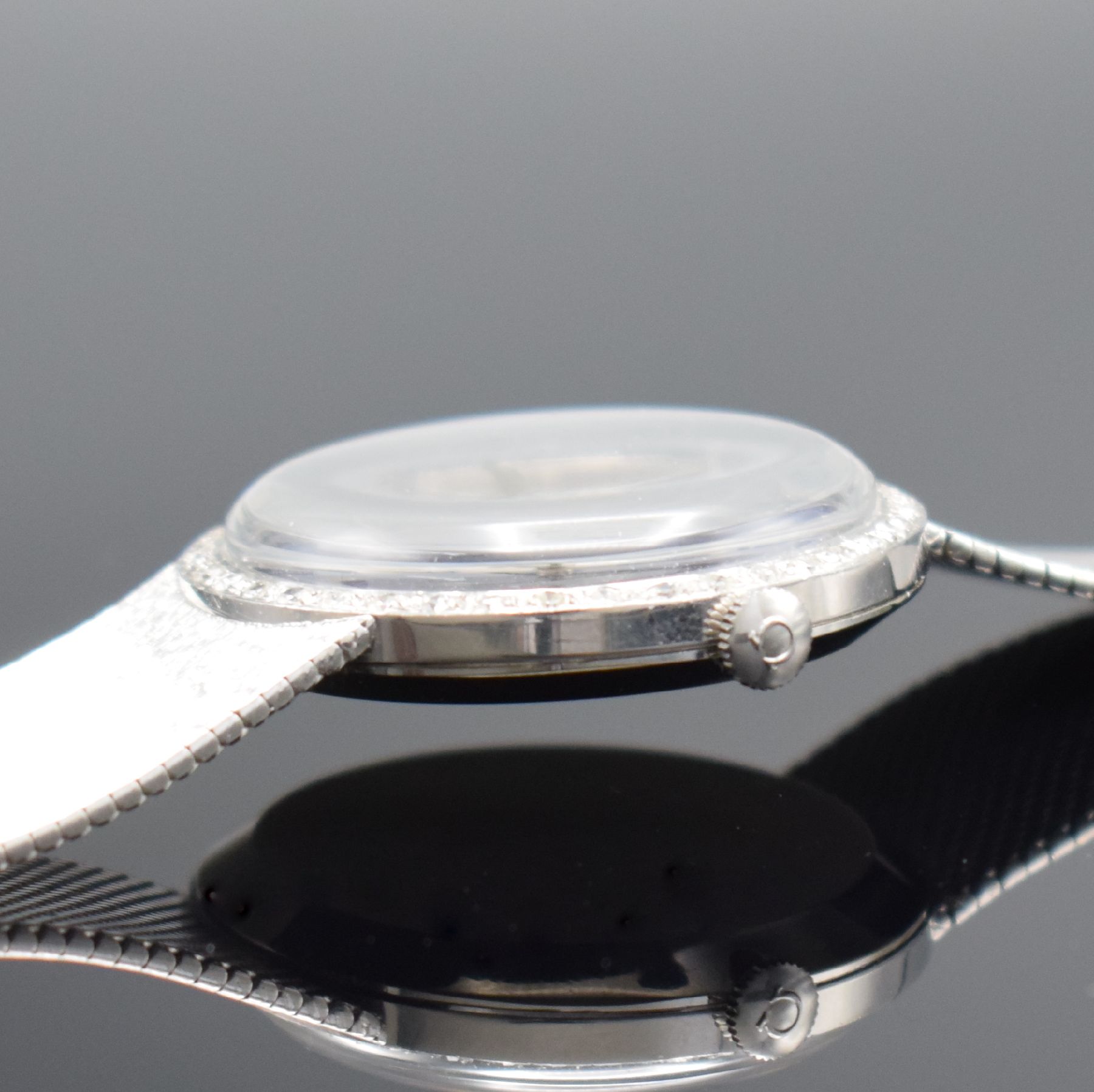 Detail c: Herrenarmbanduhr in WG 750/000 mit Omega Werk & Diamantbesatz, Schweiz 1960er Jahre, Handaufzug, neutr. Geh. m. neutr. Band, Lünette aufw. m. ...