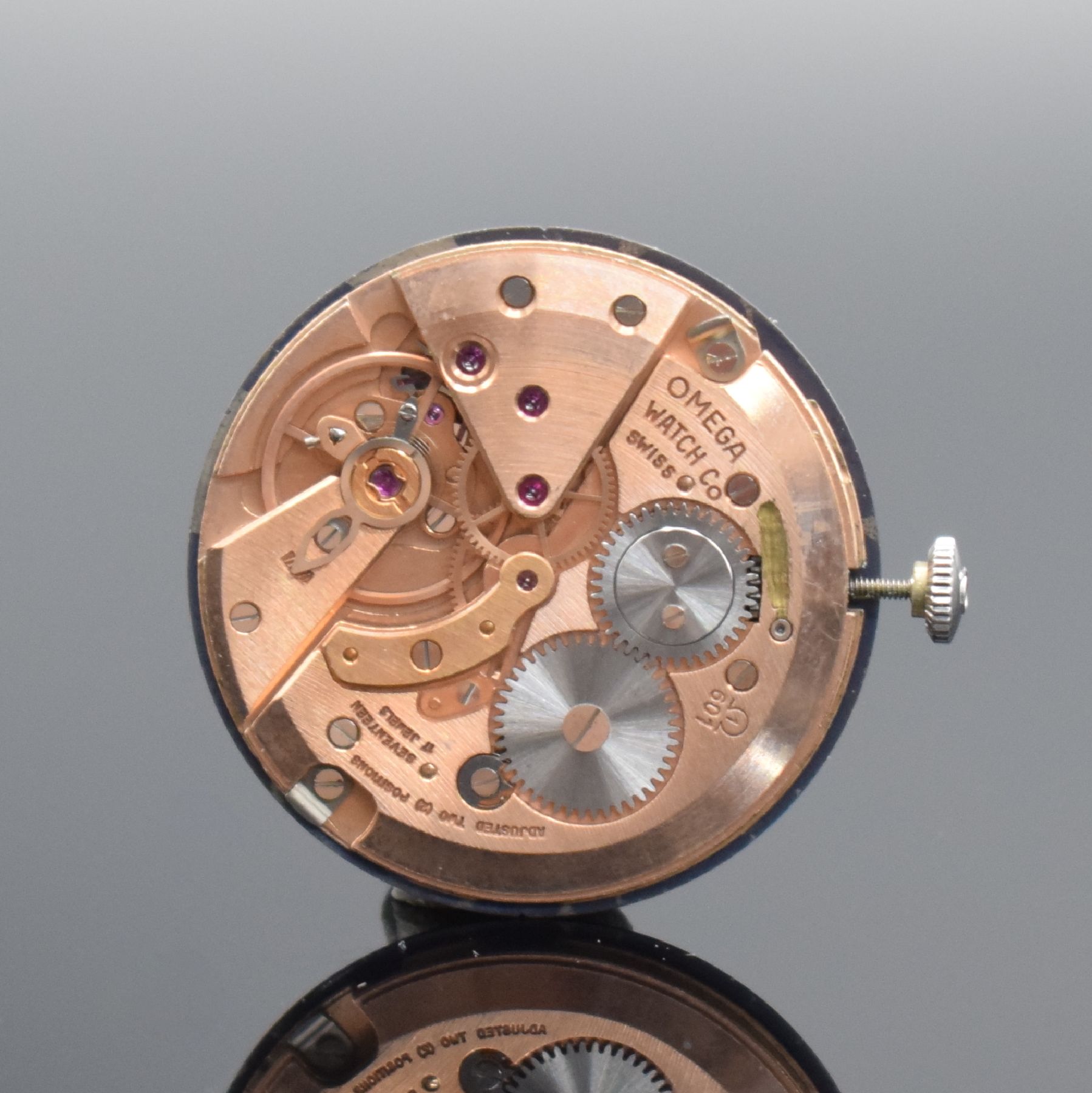 Detail e: Herrenarmbanduhr in WG 750/000 mit Omega Werk & Diamantbesatz, Schweiz 1960er Jahre, Handaufzug, neutr. Geh. m. neutr. Band, Lünette aufw. m. ...