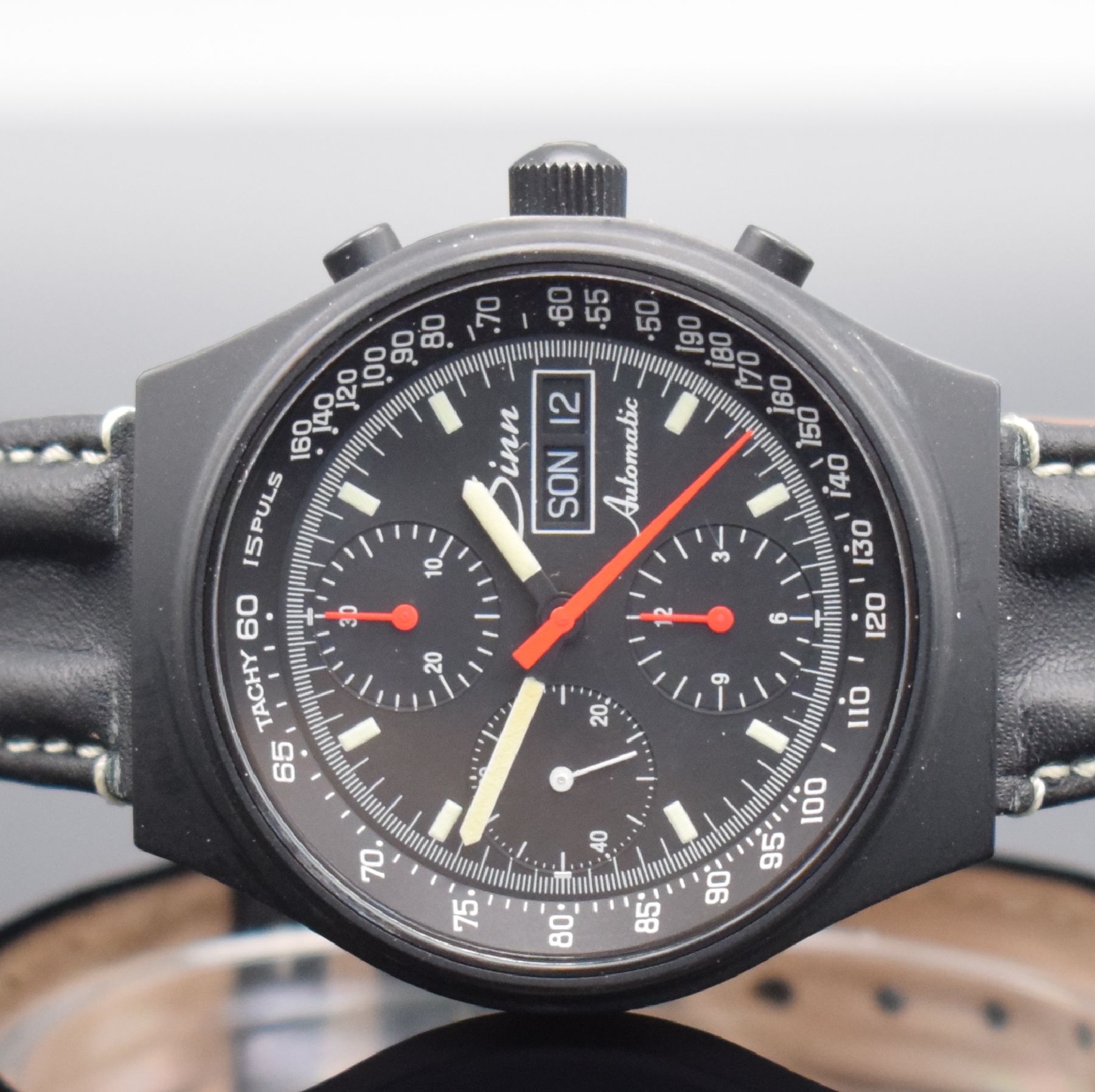 Detail a: SINN Herrenarmbanduhr mit Chronograph, Schweiz um 2000, Automatik, geschw. Edelstahlgeh., Boden & Krone verschr., schwarzes Zifferbl. m. Leuchtind. & ...