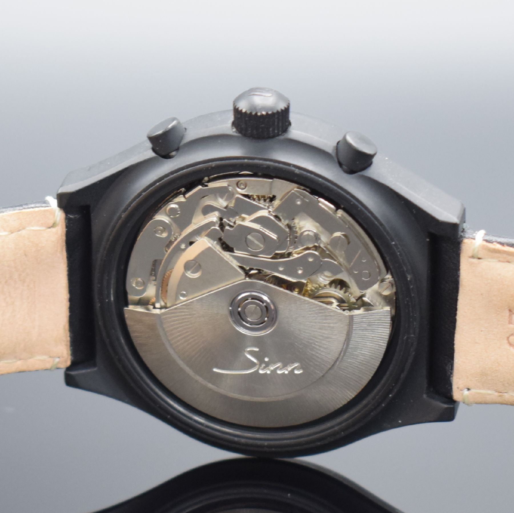 Detail f: SINN Herrenarmbanduhr mit Chronograph, Schweiz um 2000, Automatik, geschw. Edelstahlgeh., Boden & Krone verschr., schwarzes Zifferbl. m. Leuchtind. & ...