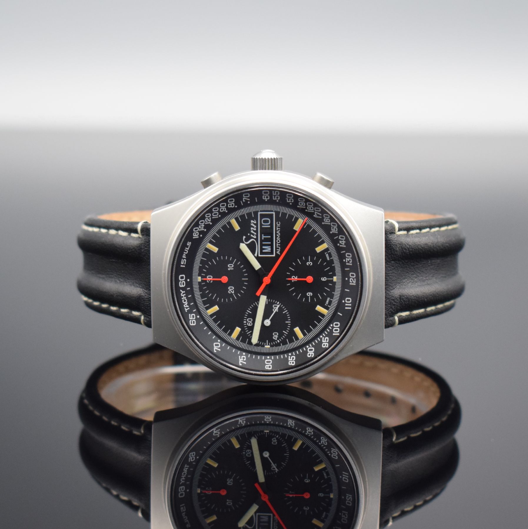 SINN Herrenarmbanduhr mit Chronograph, Schweiz um 1995, Automatik, mattiertes Edelstahlgeh., Boden & Krone verschr., schwarzes Tritiumzifferbl. m. ...