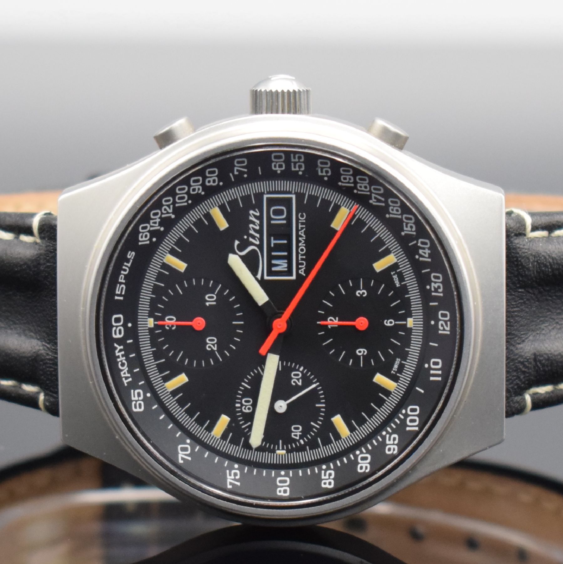 Detail a: SINN Herrenarmbanduhr mit Chronograph, Schweiz um 1995, Automatik, mattiertes Edelstahlgeh., Boden & Krone verschr., schwarzes Tritiumzifferbl. m. ...