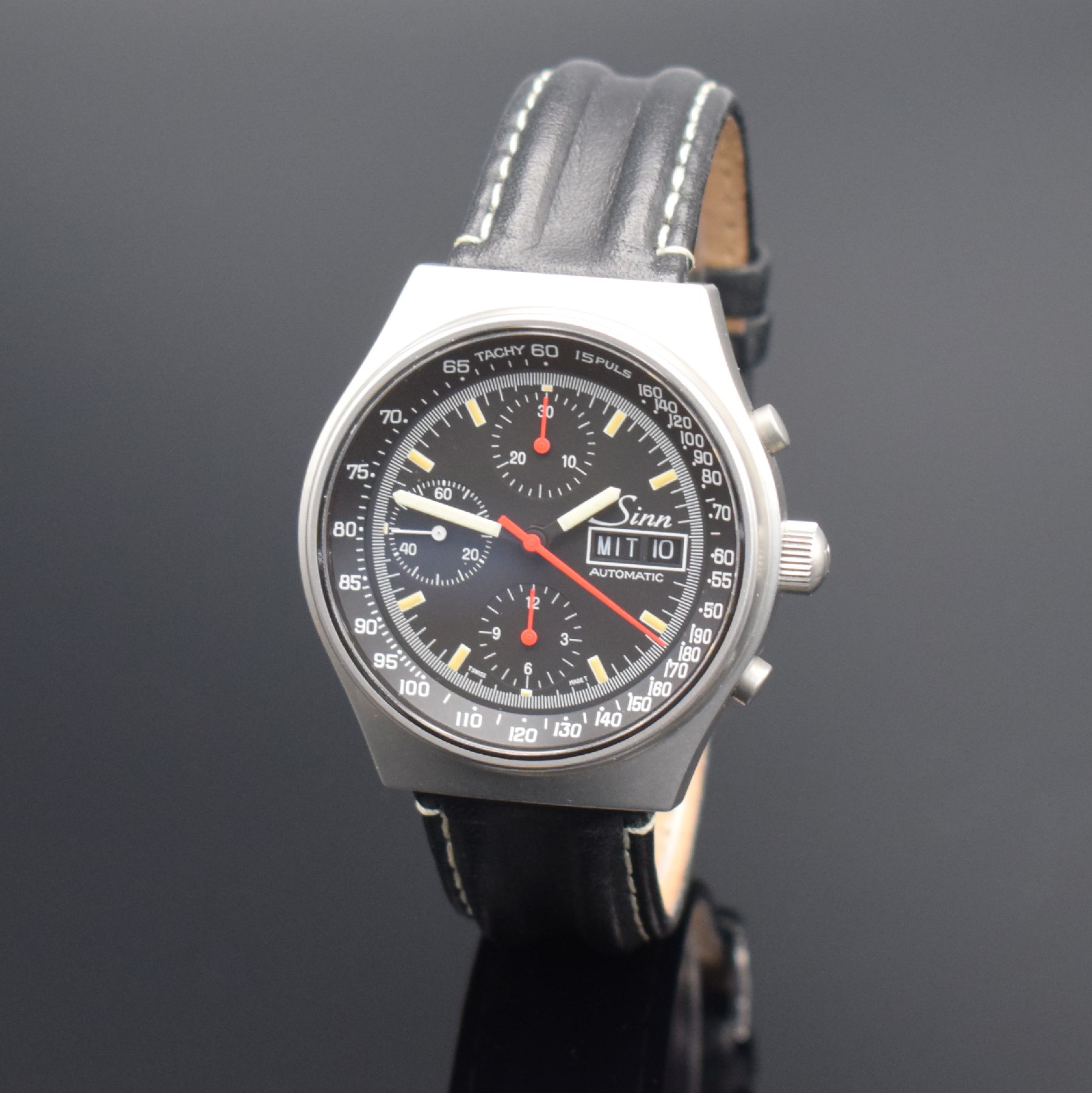 Detail b: SINN Herrenarmbanduhr mit Chronograph, Schweiz um 1995, Automatik, mattiertes Edelstahlgeh., Boden & Krone verschr., schwarzes Tritiumzifferbl. m. ...
