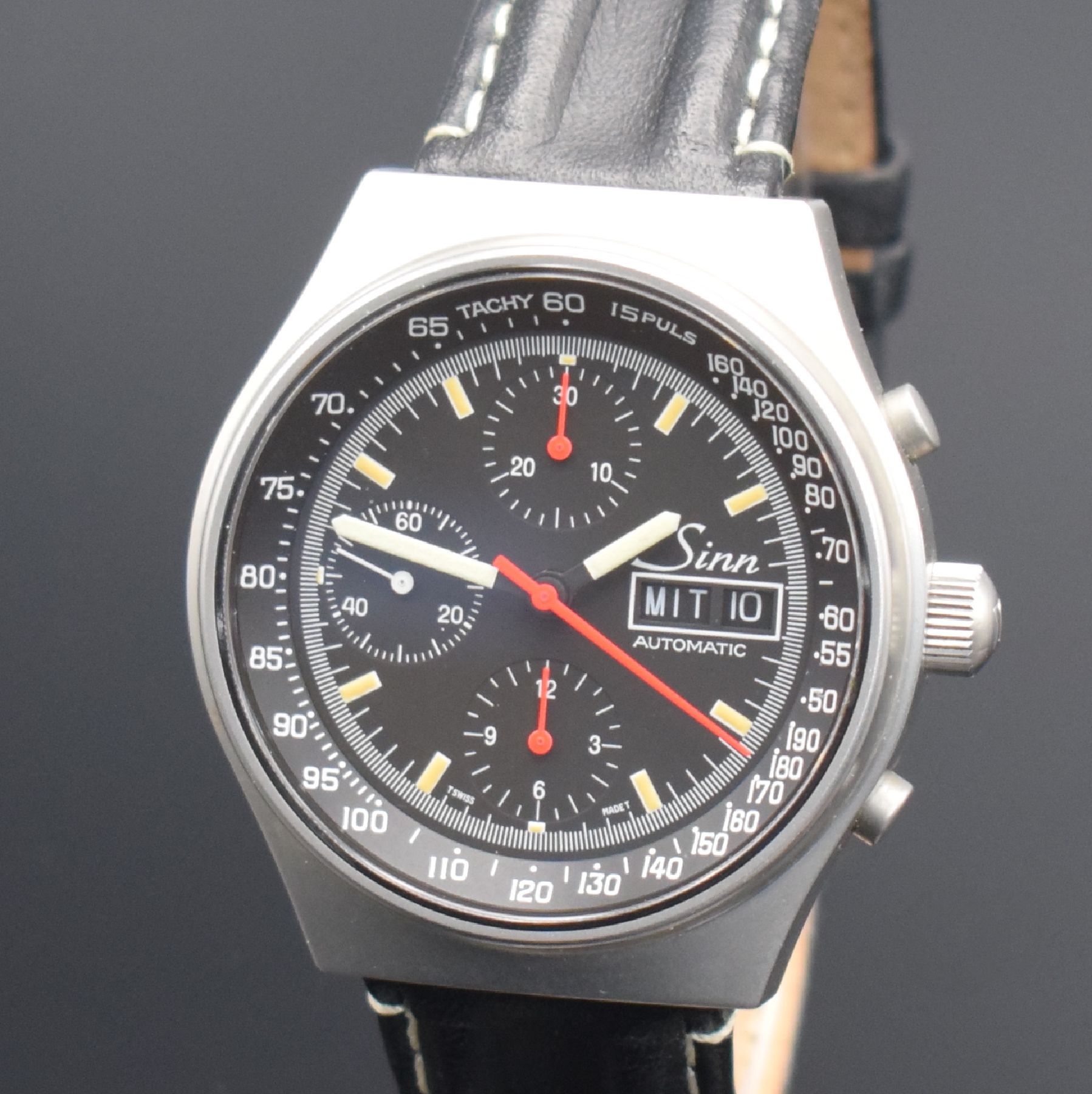 Detail c: SINN Herrenarmbanduhr mit Chronograph, Schweiz um 1995, Automatik, mattiertes Edelstahlgeh., Boden & Krone verschr., schwarzes Tritiumzifferbl. m. ...