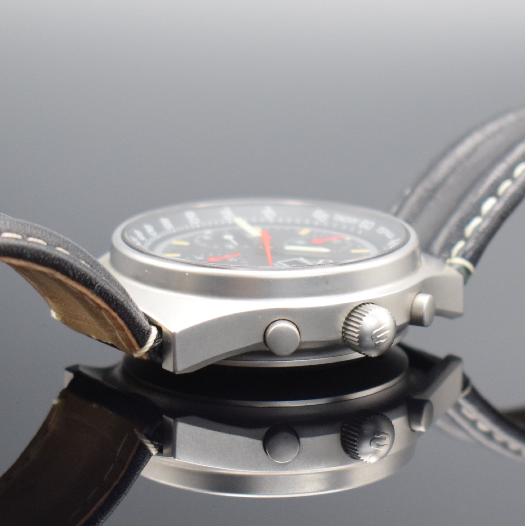 Detail d: SINN Herrenarmbanduhr mit Chronograph, Schweiz um 1995, Automatik, mattiertes Edelstahlgeh., Boden & Krone verschr., schwarzes Tritiumzifferbl. m. ...