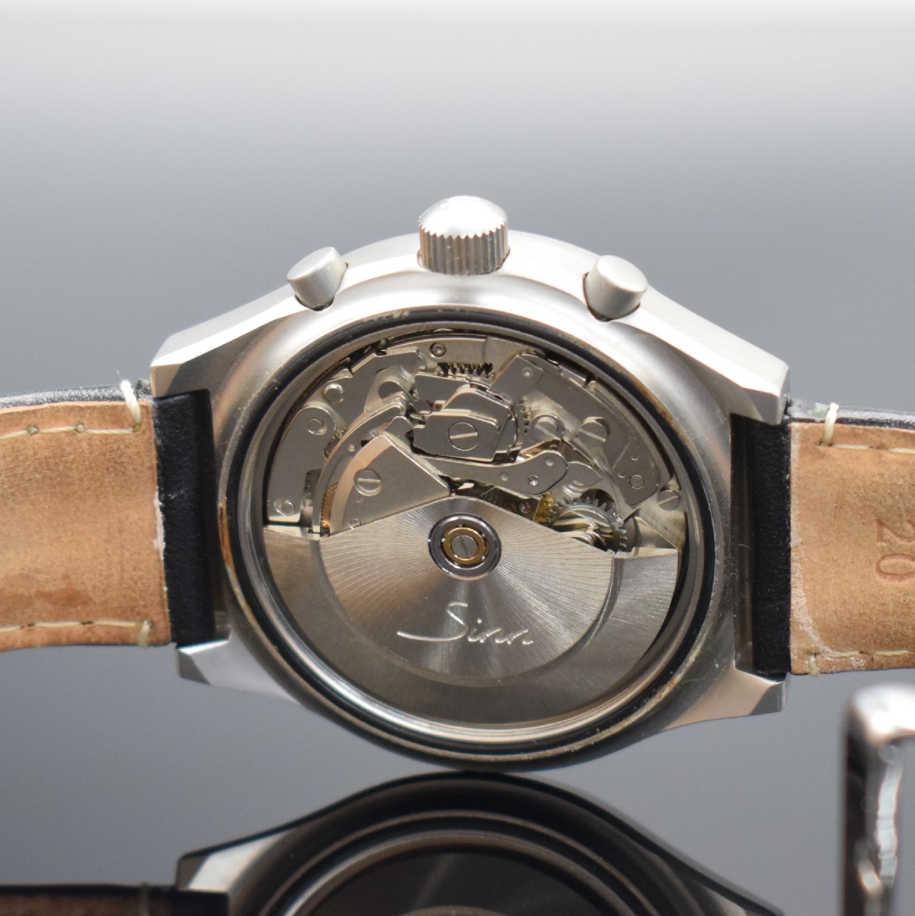 Detail f: SINN Herrenarmbanduhr mit Chronograph, Schweiz um 1995, Automatik, mattiertes Edelstahlgeh., Boden & Krone verschr., schwarzes Tritiumzifferbl. m. ...