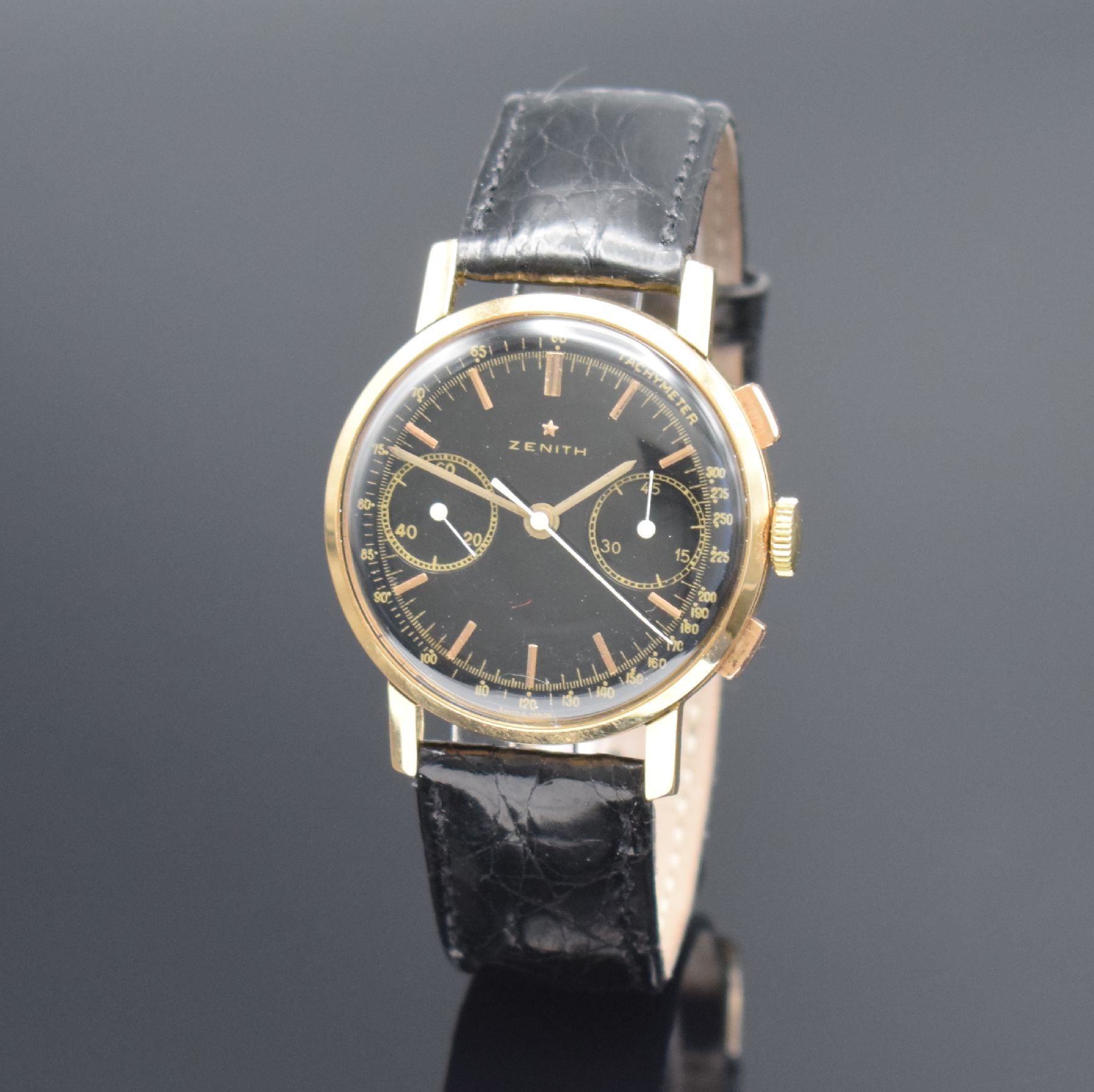 ZENITH Schaltradchronograph in Roségold 750/000, Schweiz um 1958, Handaufzug, Boden aufgedr., neutr. Krone, schwarzes Zifferbl. rest., gold. ...
