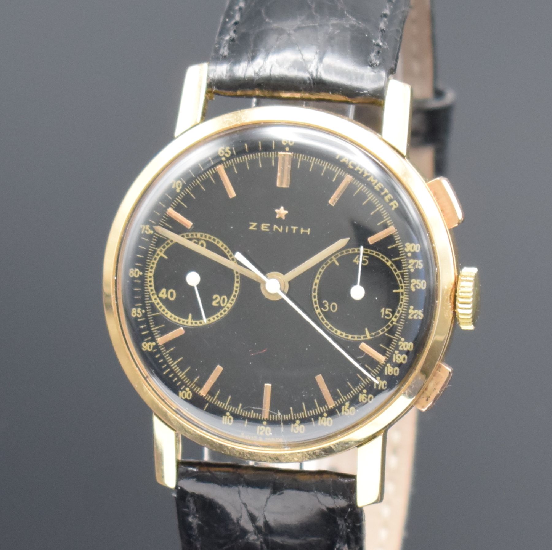 Detail a: ZENITH Schaltradchronograph in Roségold 750/000, Schweiz um 1958, Handaufzug, Boden aufgedr., neutr. Krone, schwarzes Zifferbl. rest., gold. ...