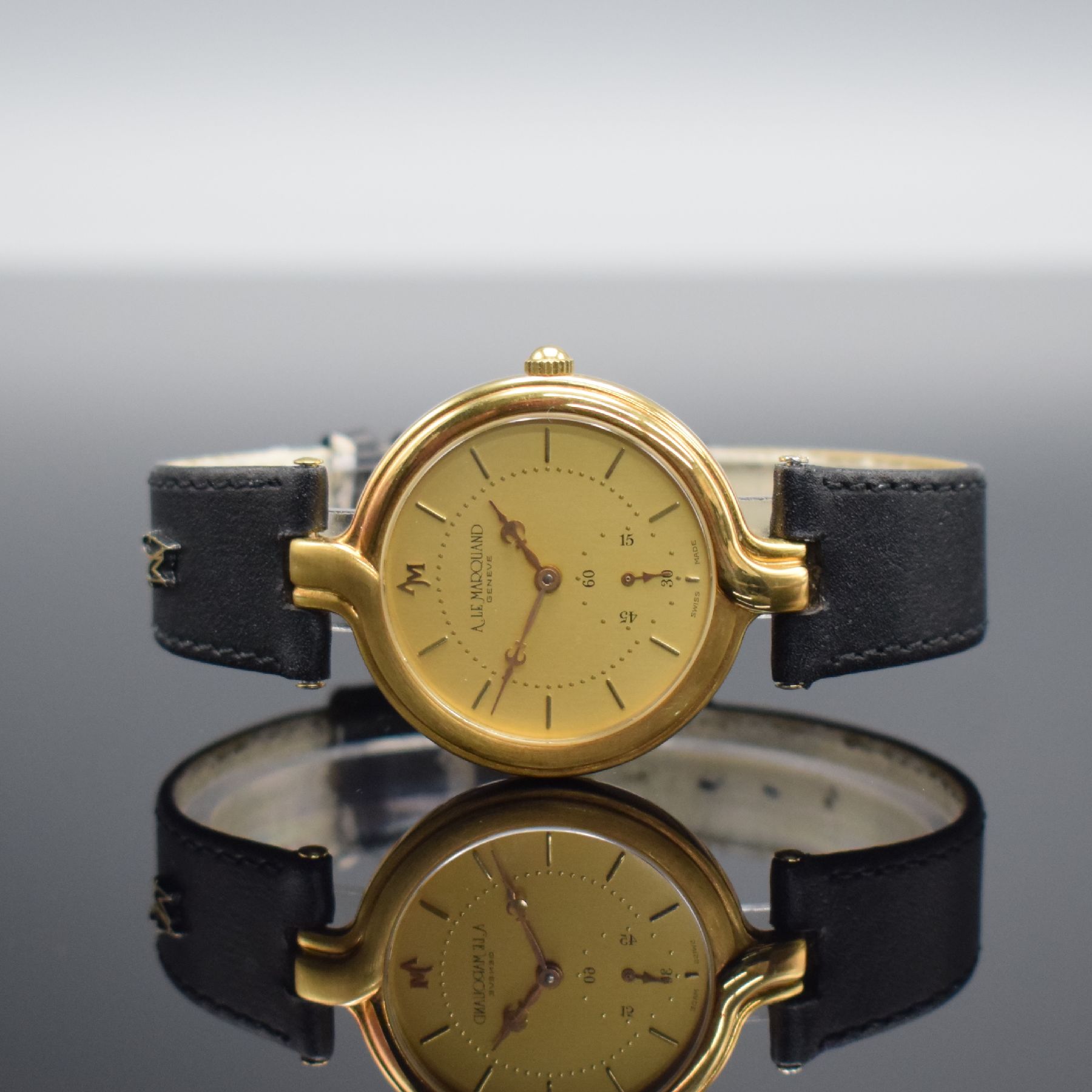 ANDRE LE MARQUAND Armbanduhr in GG 750/000, Schweiz um 1990, Handaufzug, Boden aufgedr., orig. Lederband m. verg. Dornschl., gold. Zifferbl. m. gold. ...