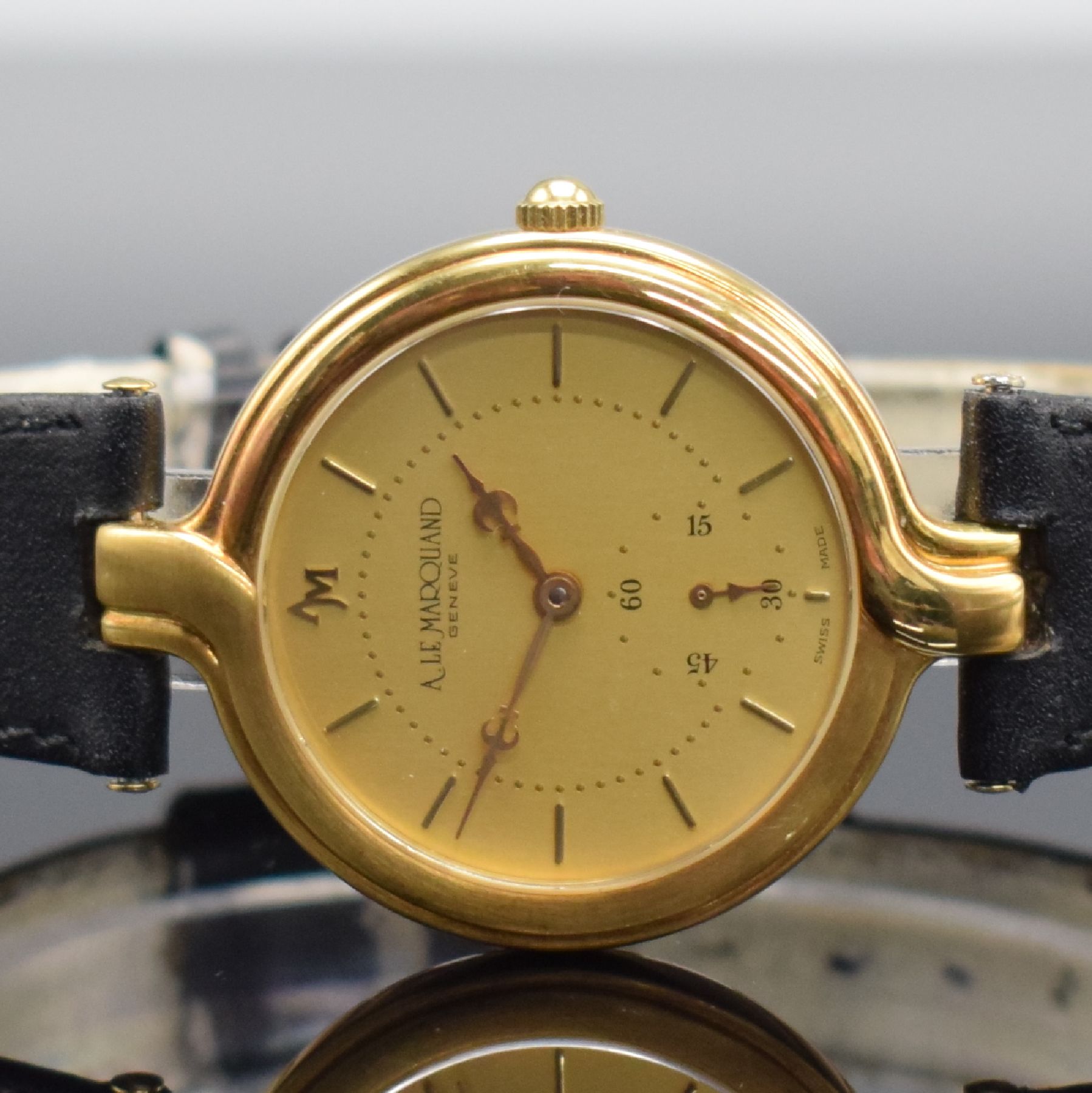 Detail a: ANDRE LE MARQUAND Armbanduhr in GG 750/000, Schweiz um 1990, Handaufzug, Boden aufgedr., orig. Lederband m. verg. Dornschl., gold. Zifferbl. m. gold. ...