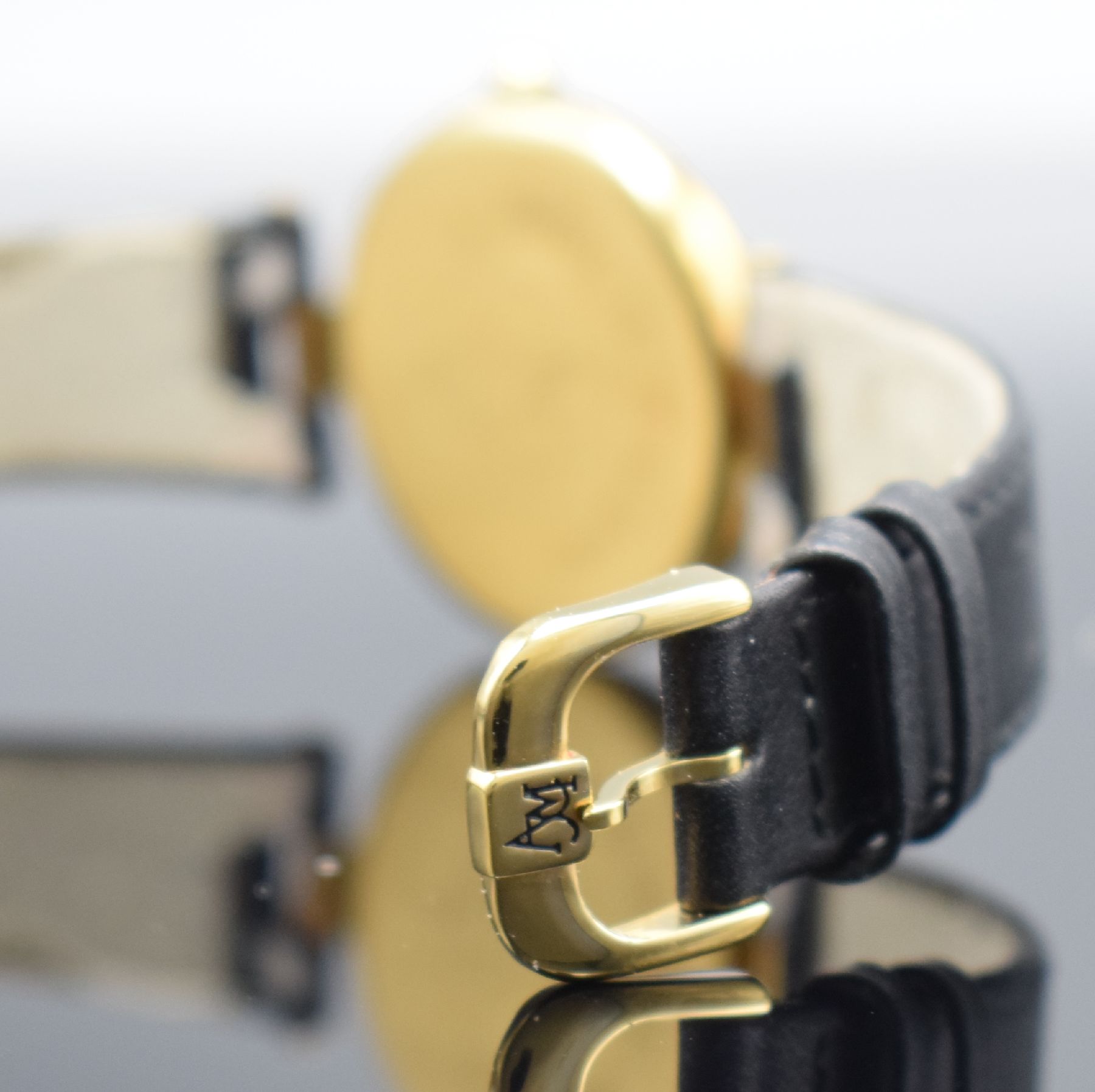 Detail d: ANDRE LE MARQUAND Armbanduhr in GG 750/000, Schweiz um 1990, Handaufzug, Boden aufgedr., orig. Lederband m. verg. Dornschl., gold. Zifferbl. m. gold. ...