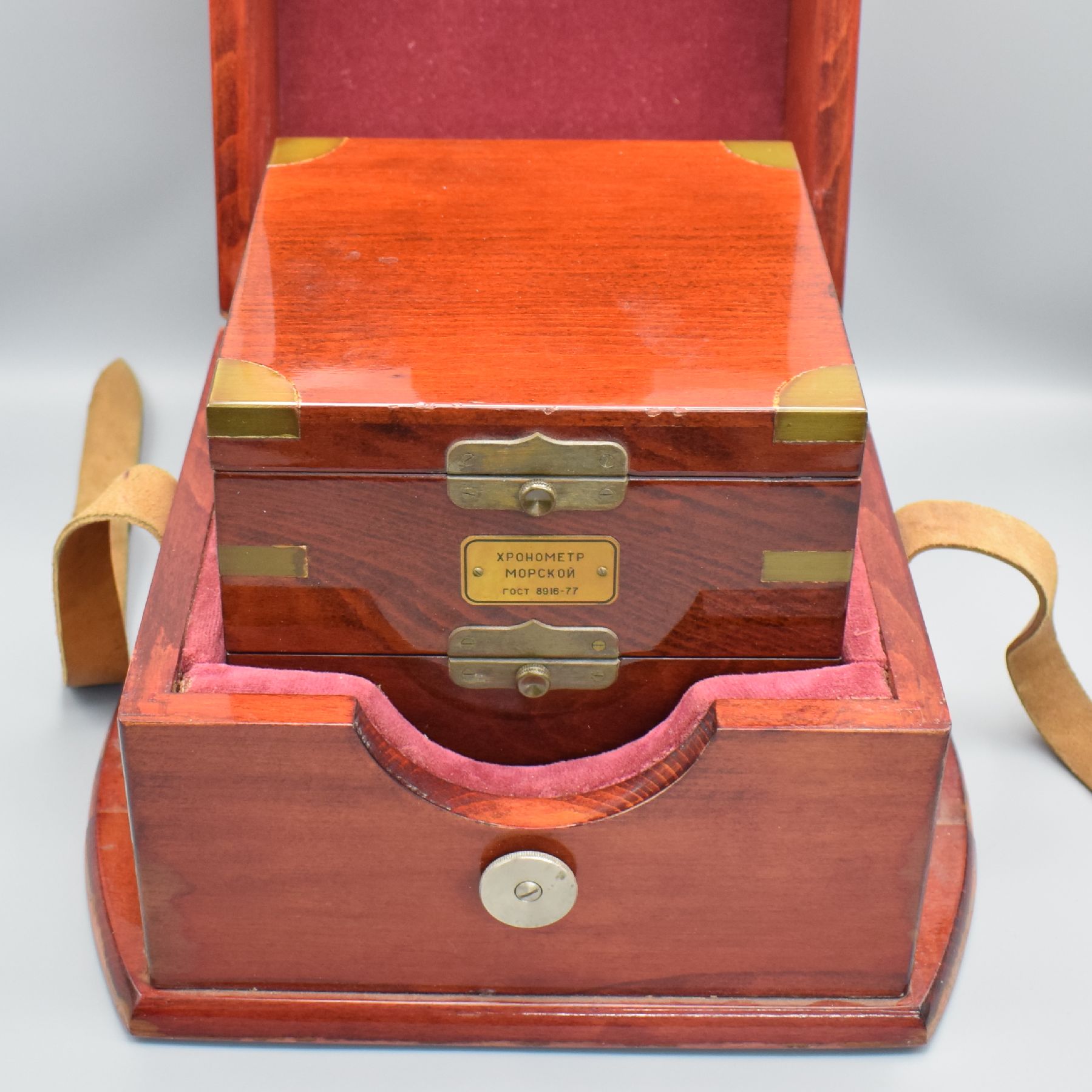Detail e: POLJOT Marinechronometer Nr. 14778, UDSSR um 1990, 3-tlg. Holzkasten m. Messingecken, orig. Transportkasten, kardanisch aufgehängtes Messinggeh., ...