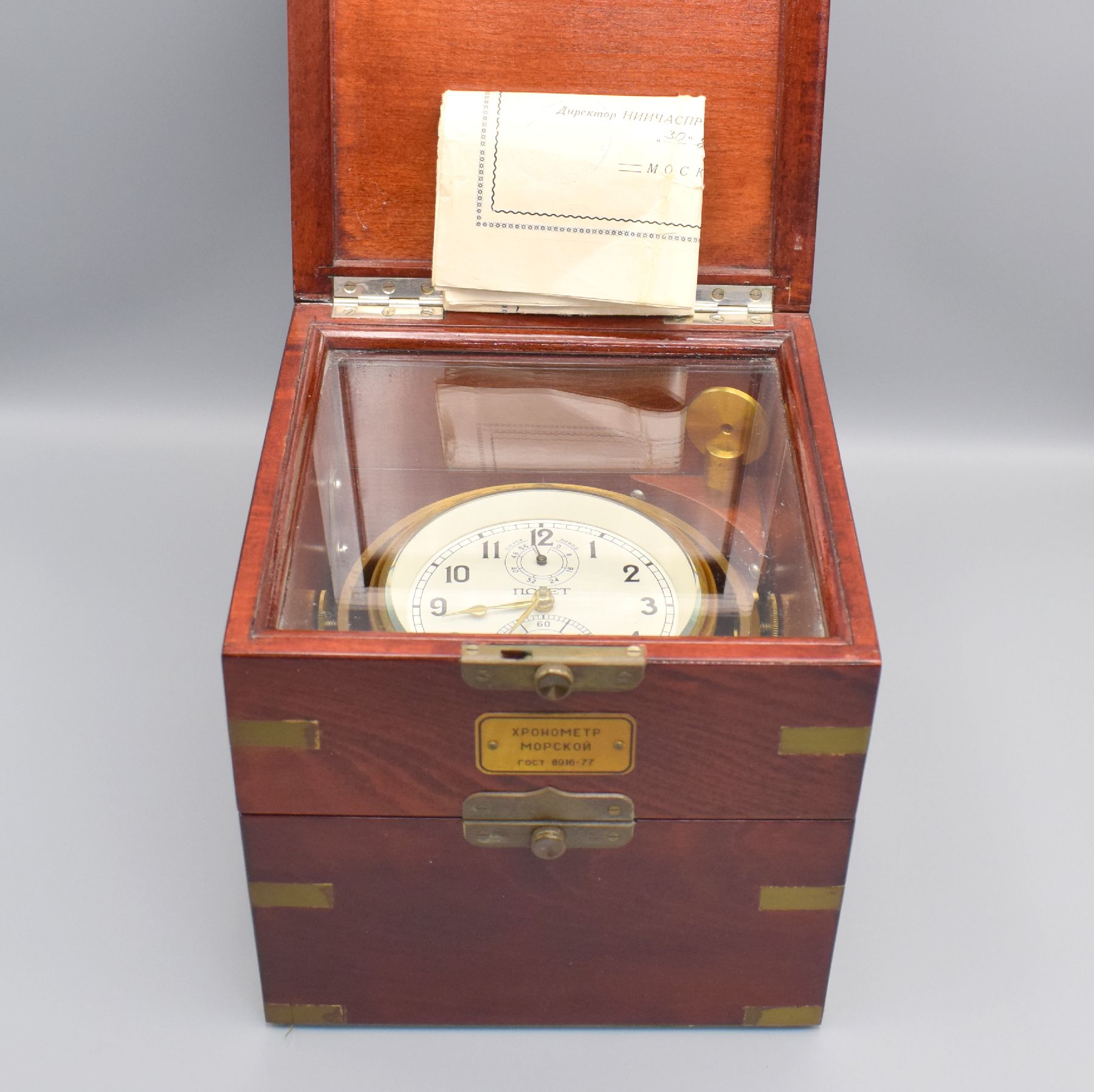 Detail j: POLJOT Marinechronometer Nr. 14778, UDSSR um 1990, 3-tlg. Holzkasten m. Messingecken, orig. Transportkasten, kardanisch aufgehängtes Messinggeh., ...