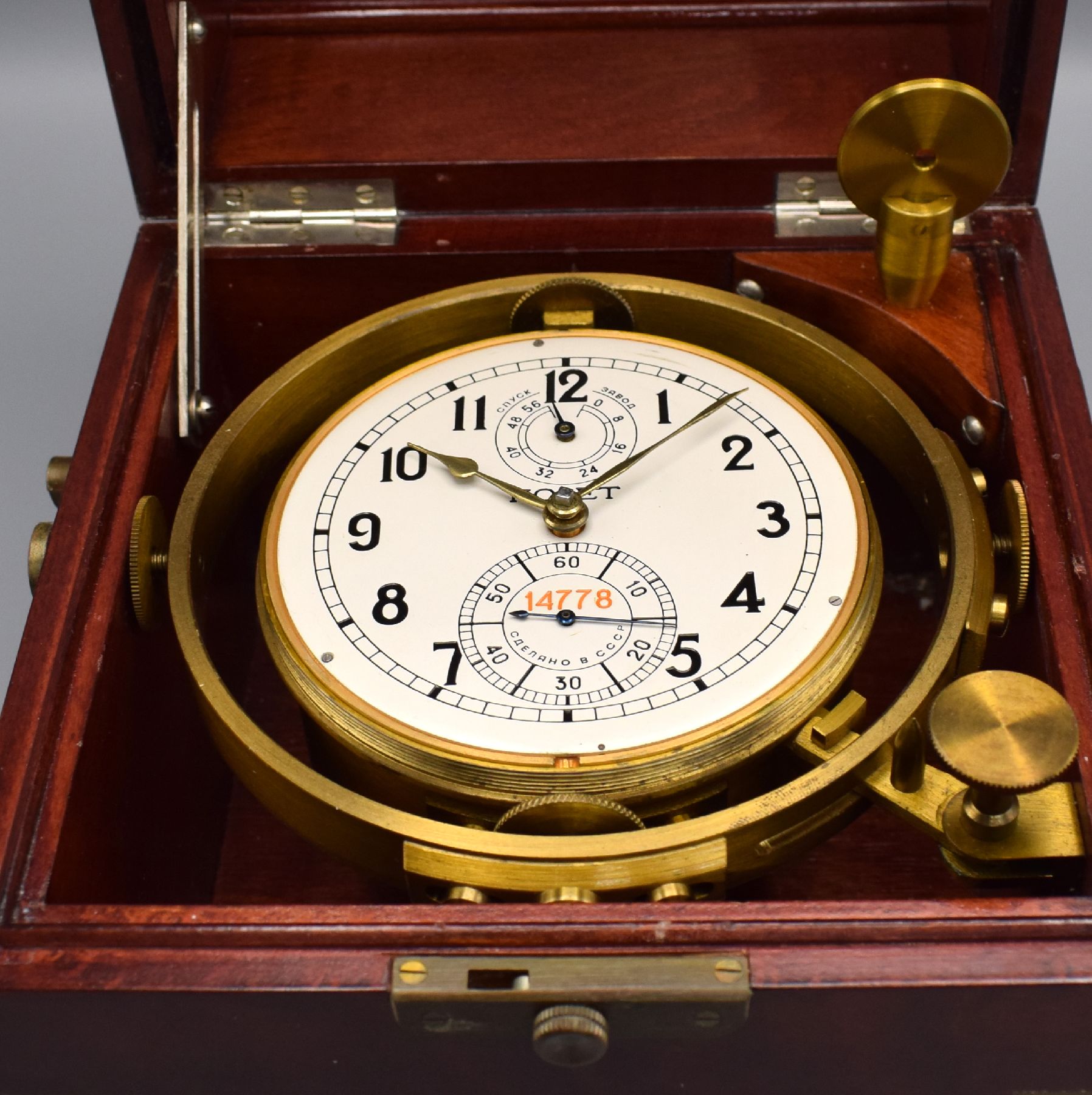 Detail k: POLJOT Marinechronometer Nr. 14778, UDSSR um 1990, 3-tlg. Holzkasten m. Messingecken, orig. Transportkasten, kardanisch aufgehängtes Messinggeh., ...