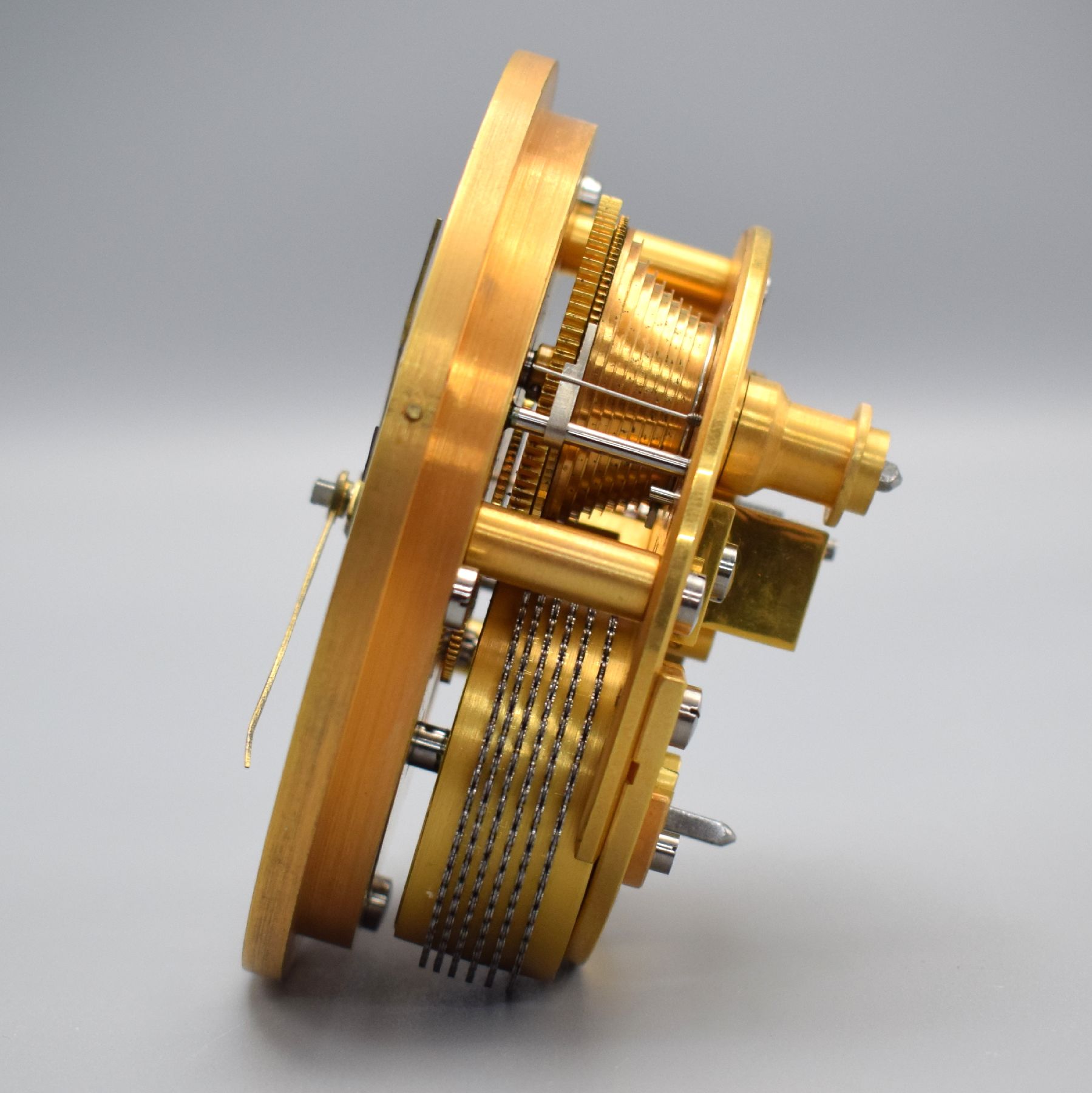 Detail n: POLJOT Marinechronometer Nr. 14778, UDSSR um 1990, 3-tlg. Holzkasten m. Messingecken, orig. Transportkasten, kardanisch aufgehängtes Messinggeh., ...