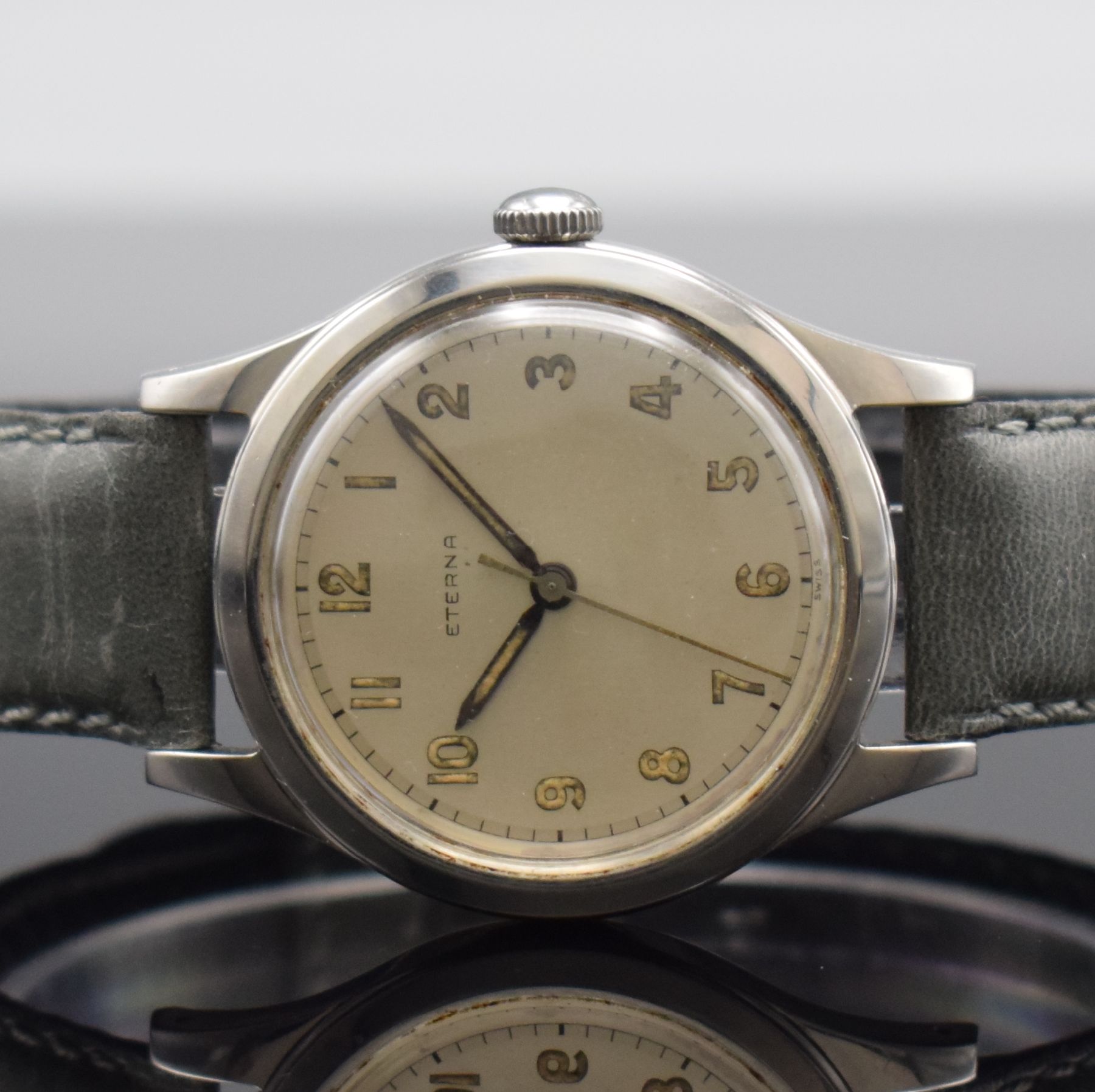 Detail b: ETERNA große verschraubte Herrenarmbanduhr in Stahl, Schweiz um 1950, Handaufzug, 2-tlg. Geh., silb. Duoton-Zifferbl., arab. Leucht- zahlen, orig. ...