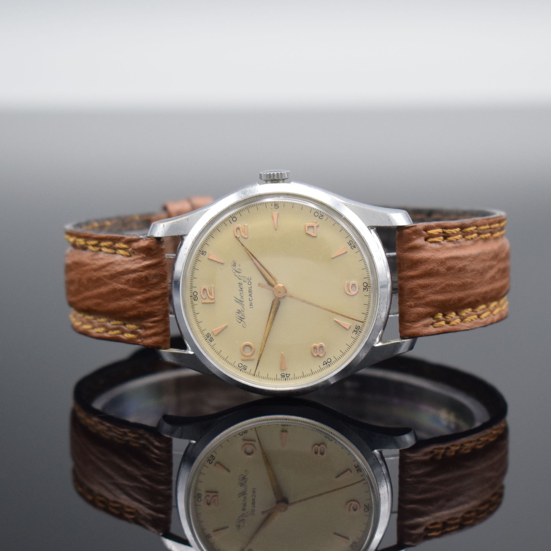 HENRY MOSER & Cie Herrenarmbanduhr, Schweiz um 1950, 3-tlg. verchromtes Geh., Glasrand & Boden aufgedr., schönes matt vers. Zifferbl., rotgold. ...